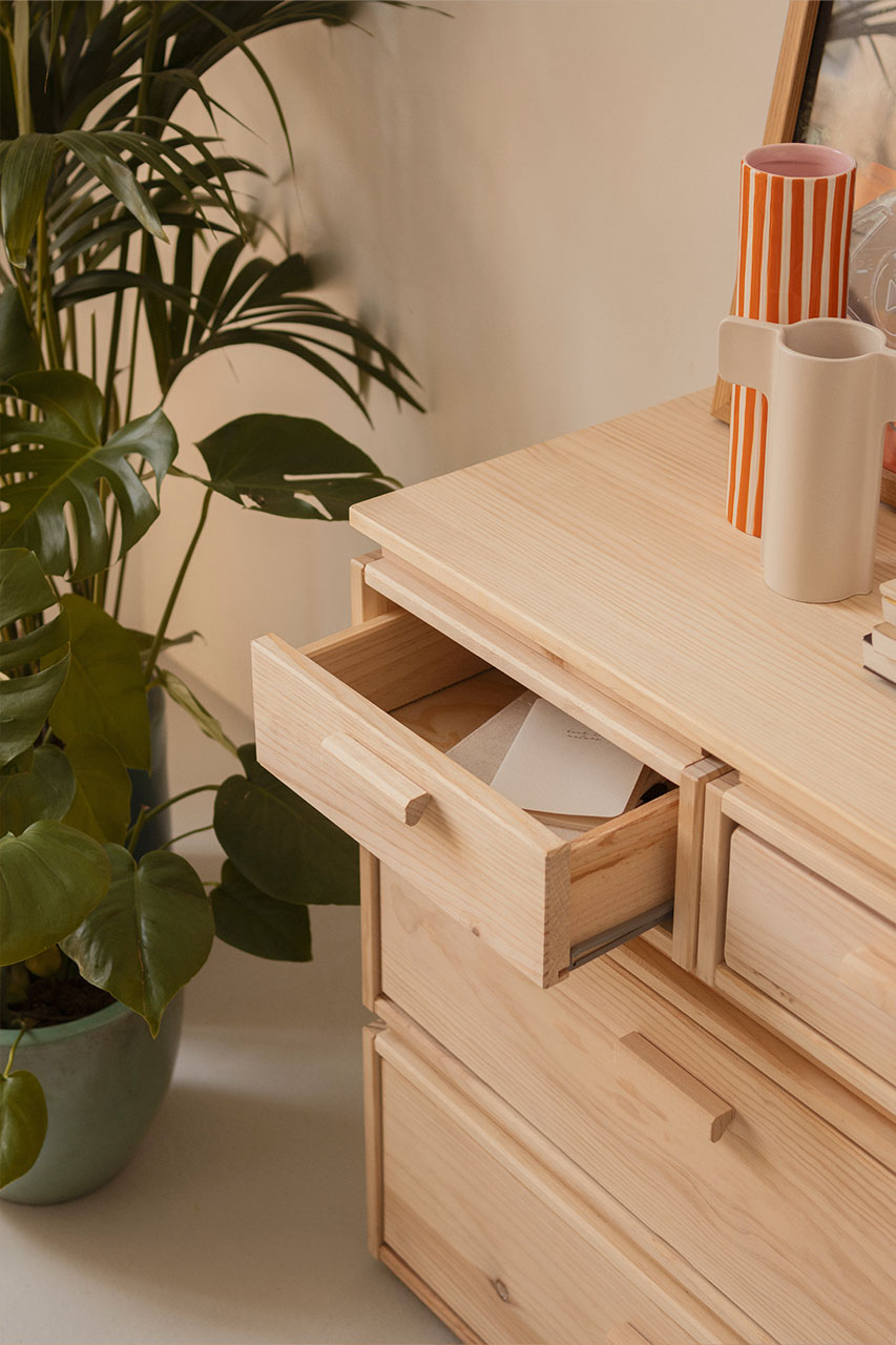 Imagen de ambiente 2 para:Cajonera de madera maciza