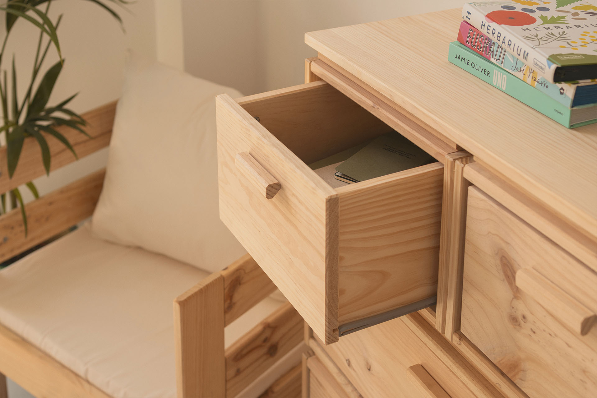 Imagen de ambiente 2 para:Cajonera alta de madera