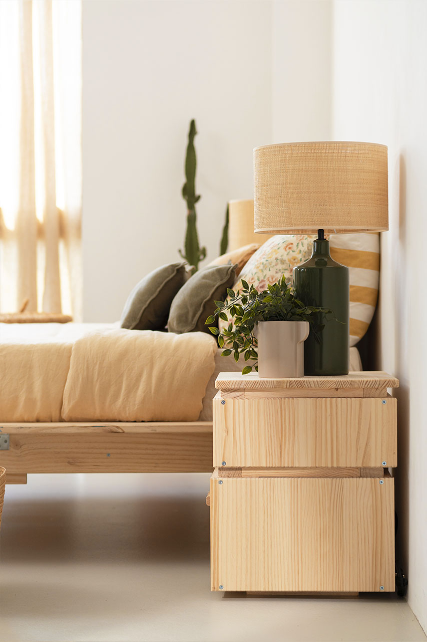 Imagen de ambiente 3 para:Mesita de noche con caj&oacute;n de madera natural