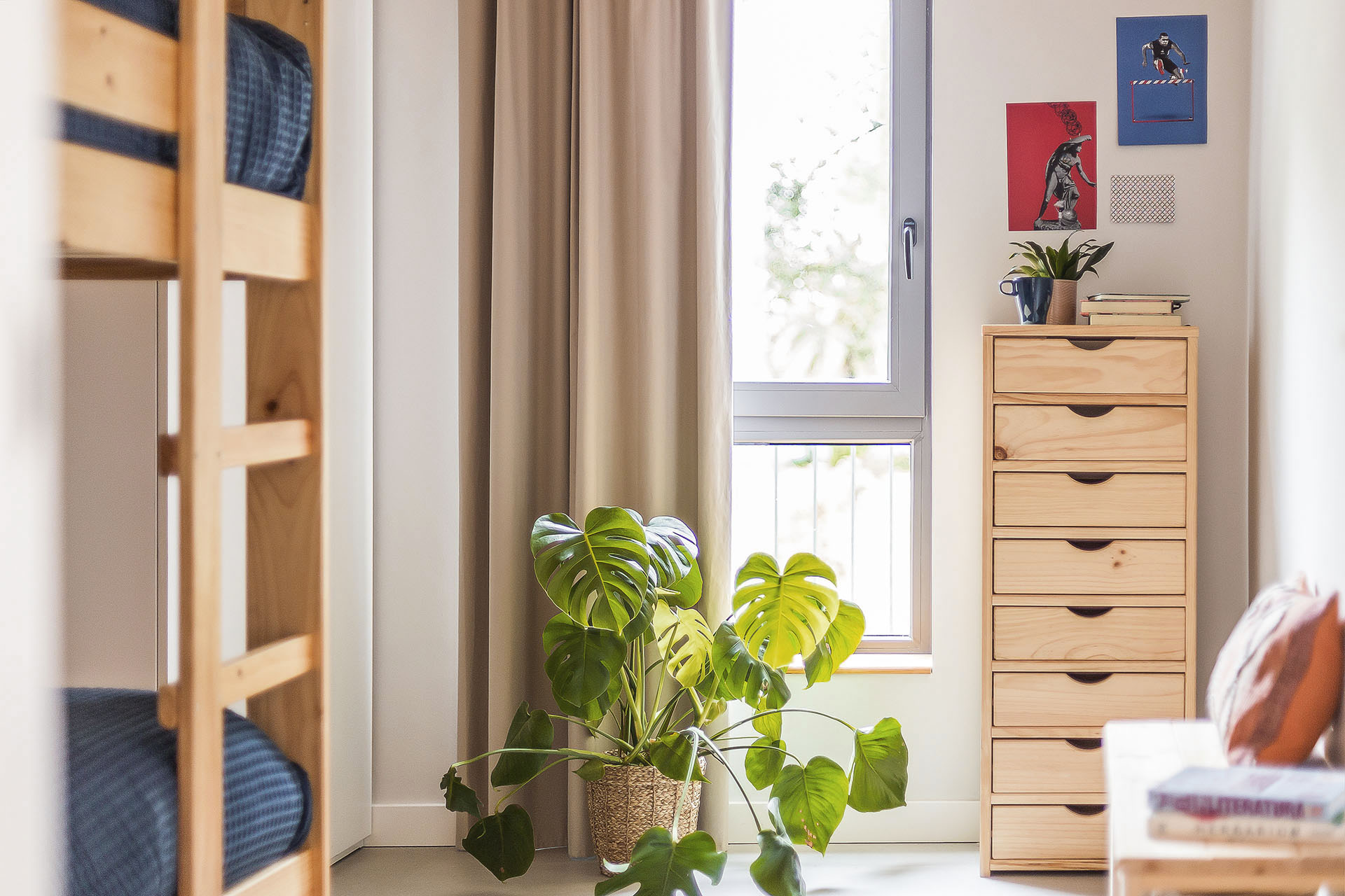 Imagen de ambiente 2 para:Cajonera alta de de madera natural