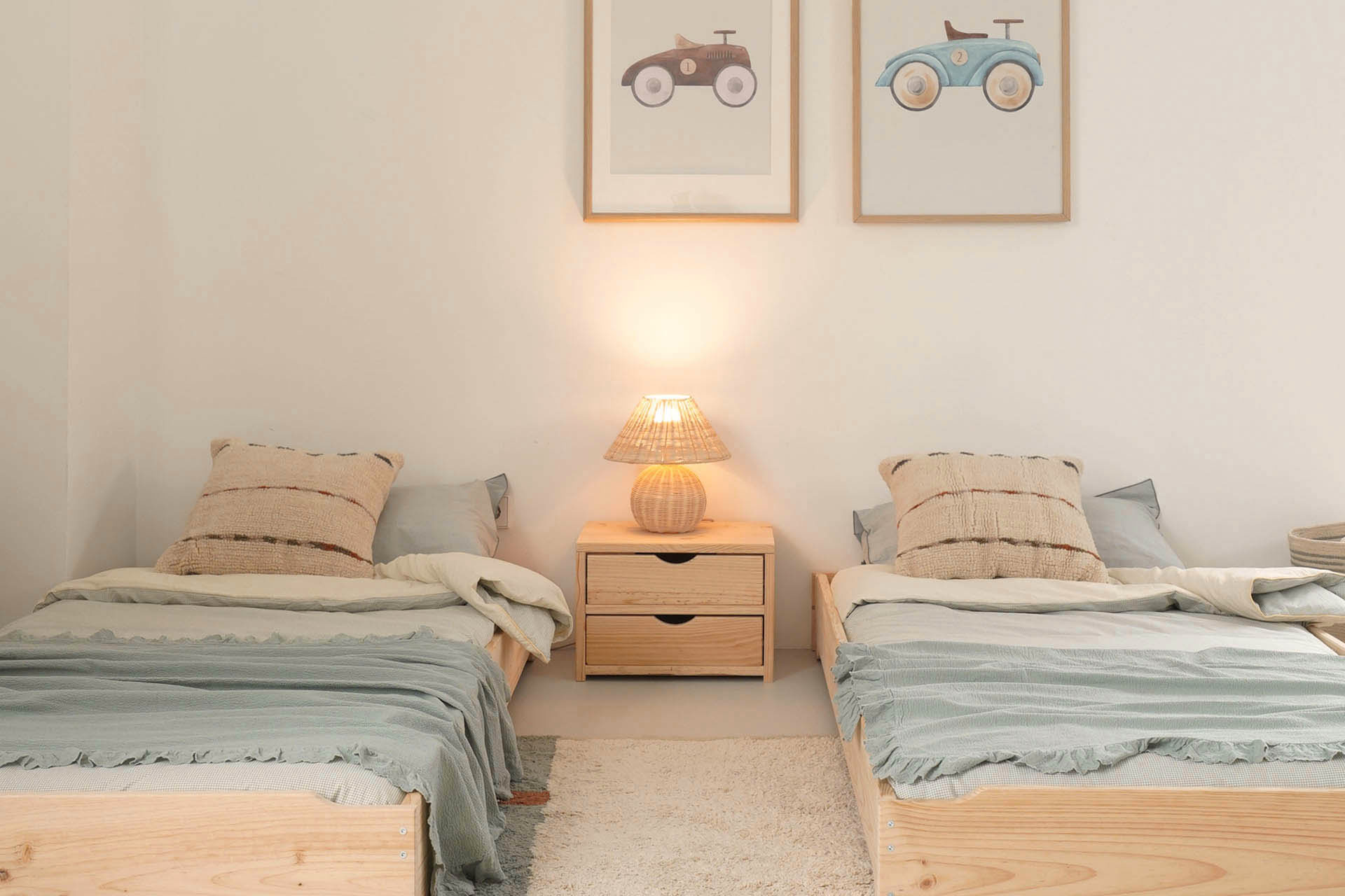Imagen de ambiente 2 para:Mesita de noche de madera maciza