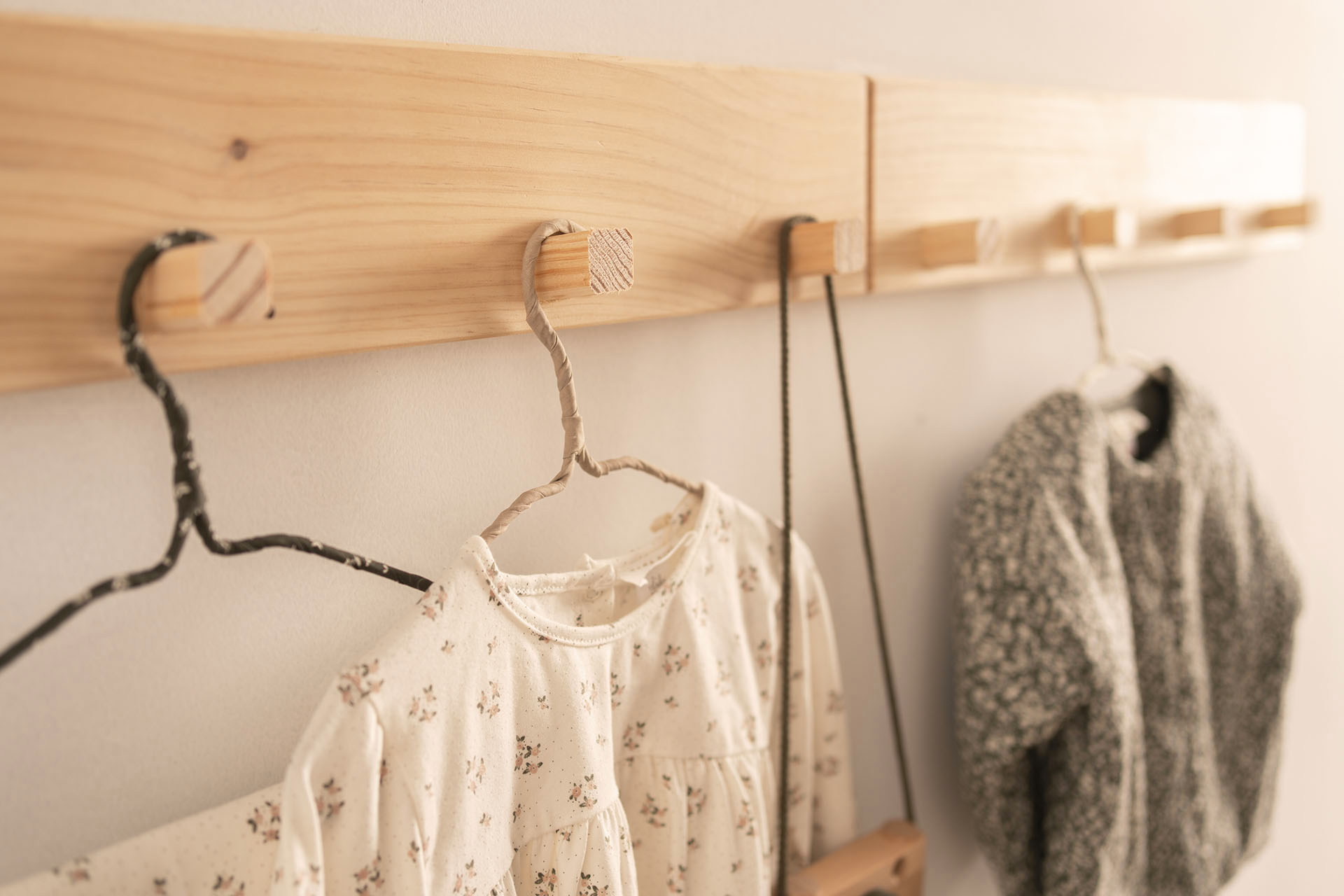 Imagen de ambiente 2 para:Perchero de pared de madera maciza