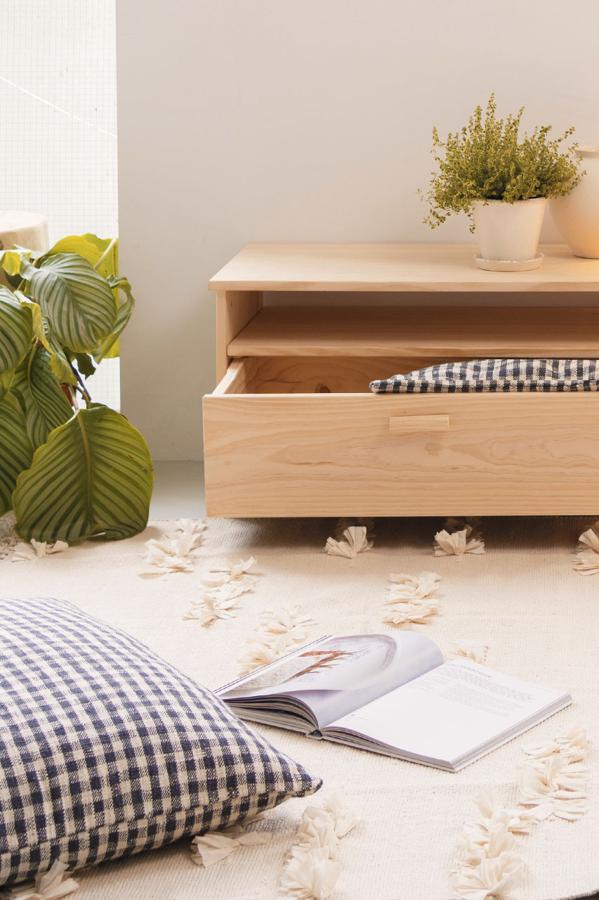 Imagen de ambiente 2 para:Mueble para televisi&oacute;n de madera con cajones