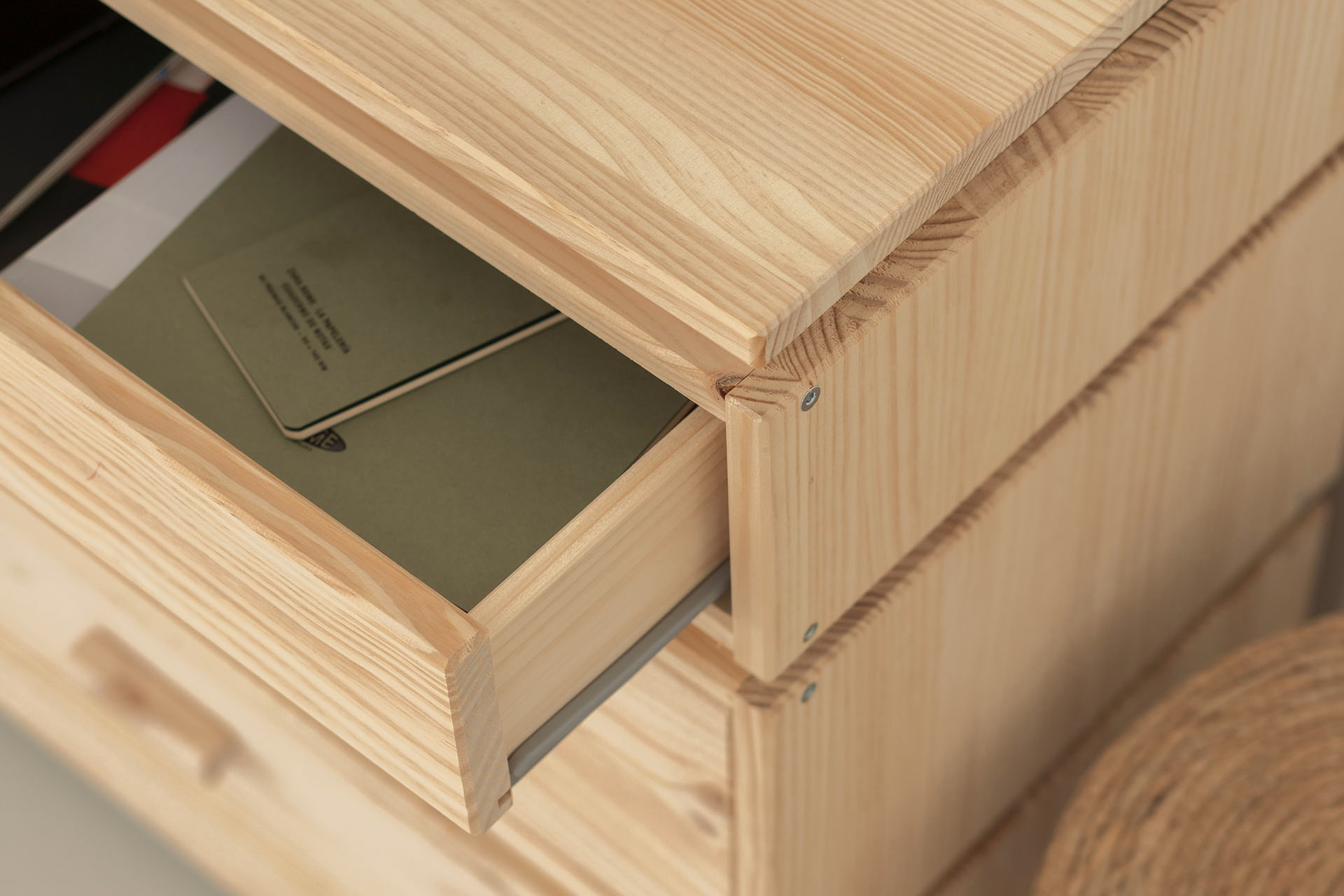 Imagen de ambiente 2 para:Cajonera modular de madera maciza