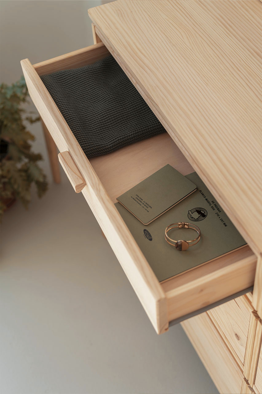 Imagen de ambiente 2 para:Cajonera modular de madera maciza
