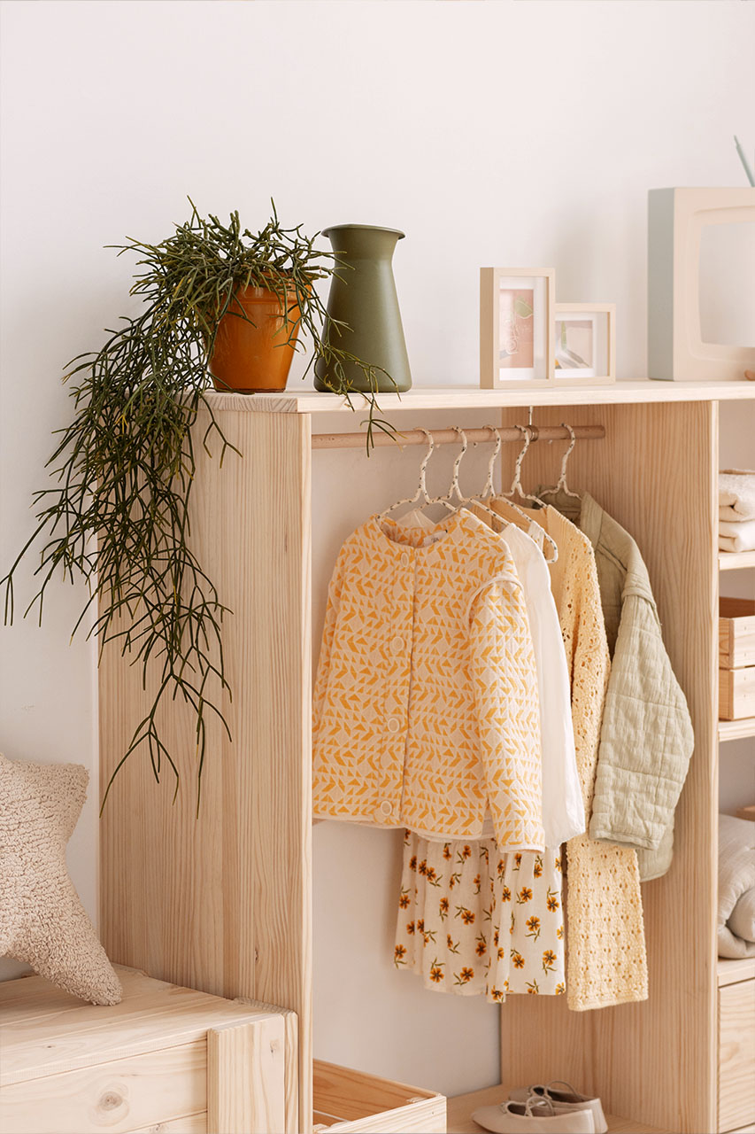 Imagen de ambiente 3 para:Armario infantil de madera maciza