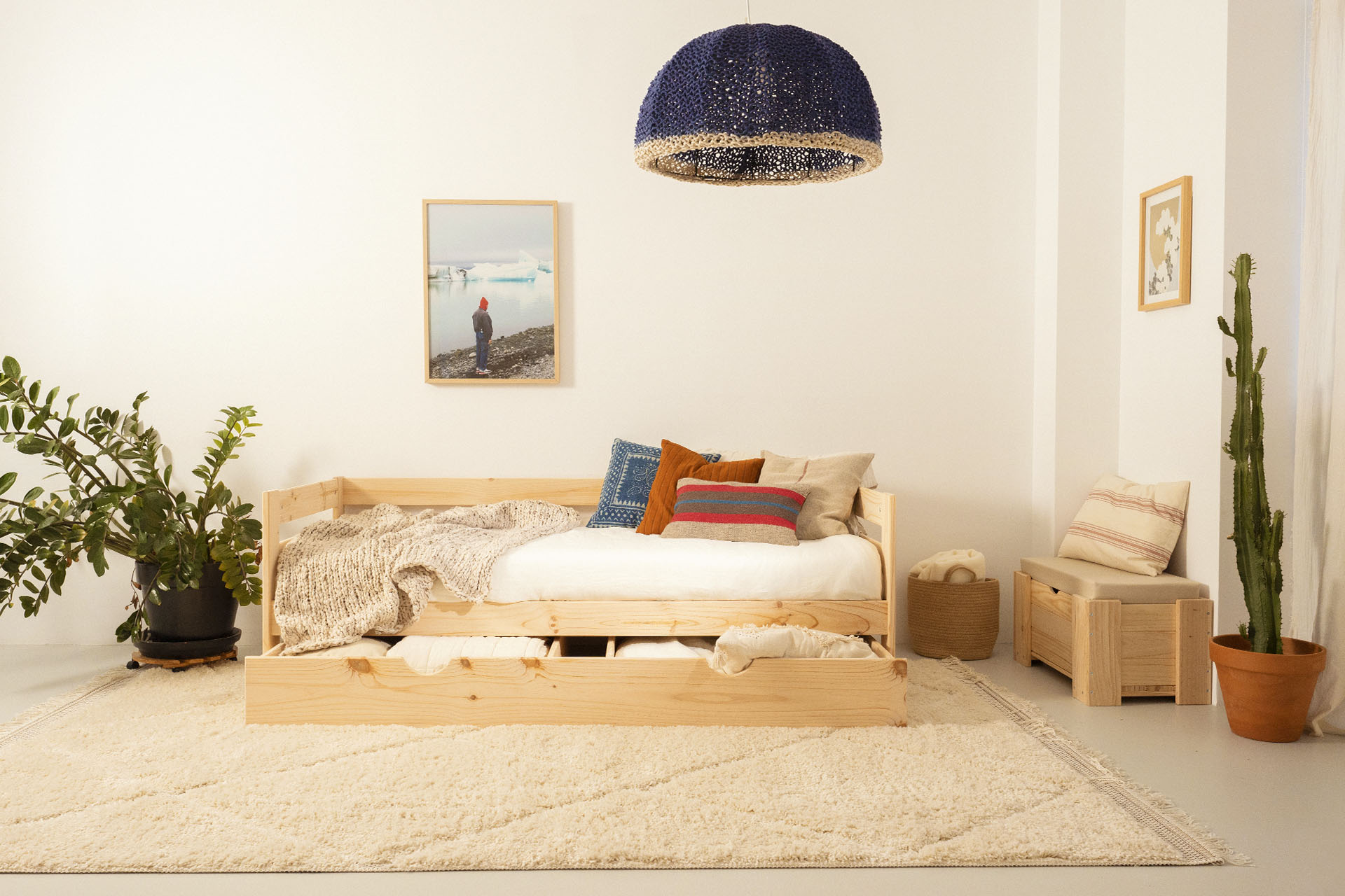 Imagen de ambiente 3 para:Cama div&aacute;n de madera con caj&oacute;n