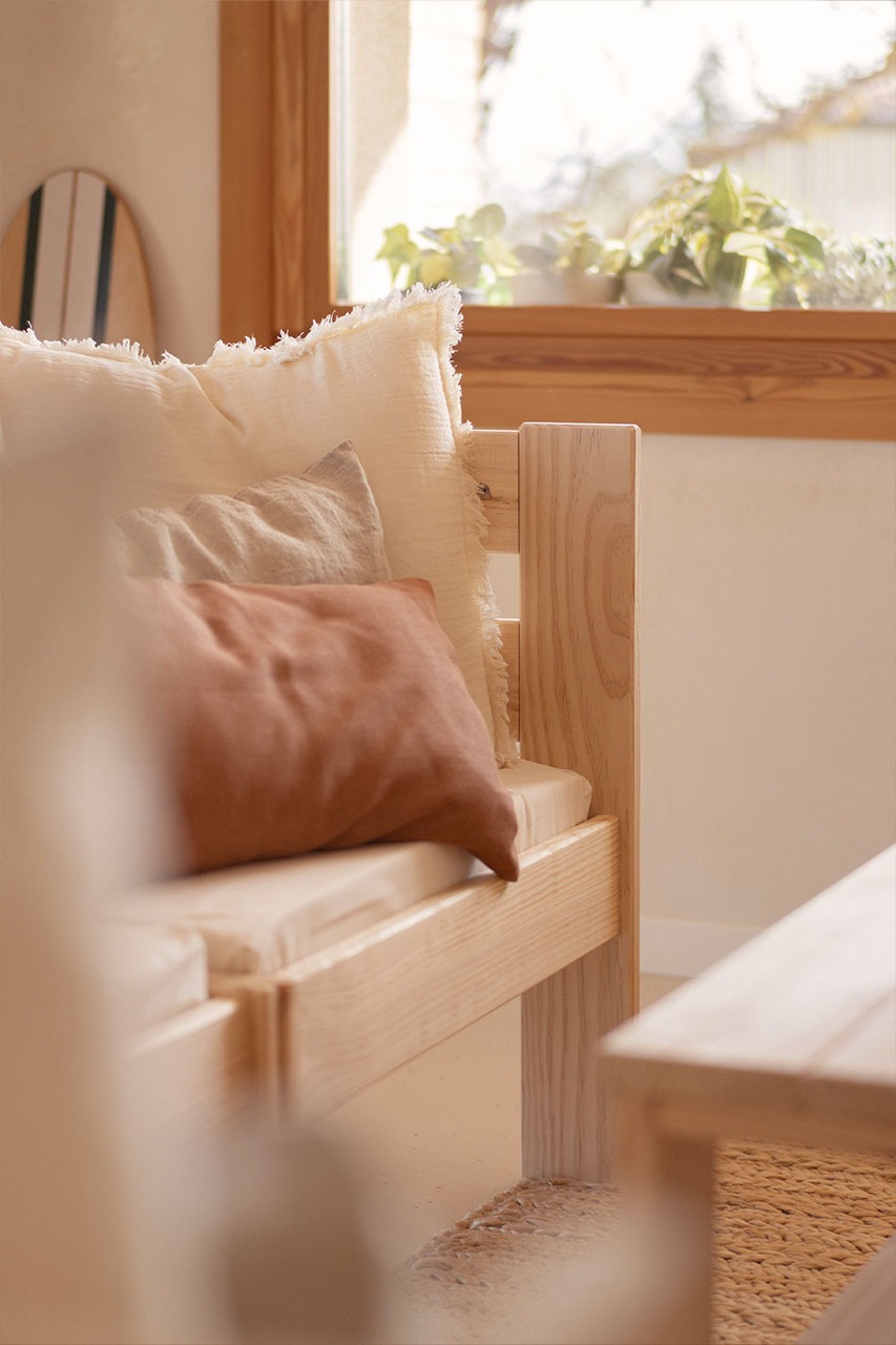Imagen de ambiente 3 para:Sof&aacute; de madera natural con cojines