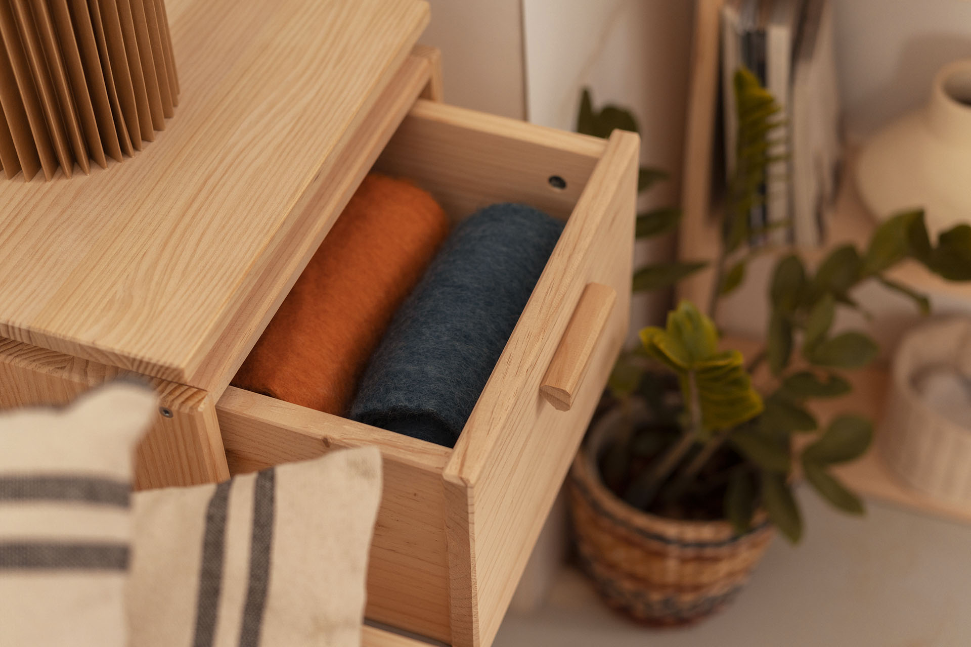 Imagen de ambiente 3 para:Cajonera alargada de madera