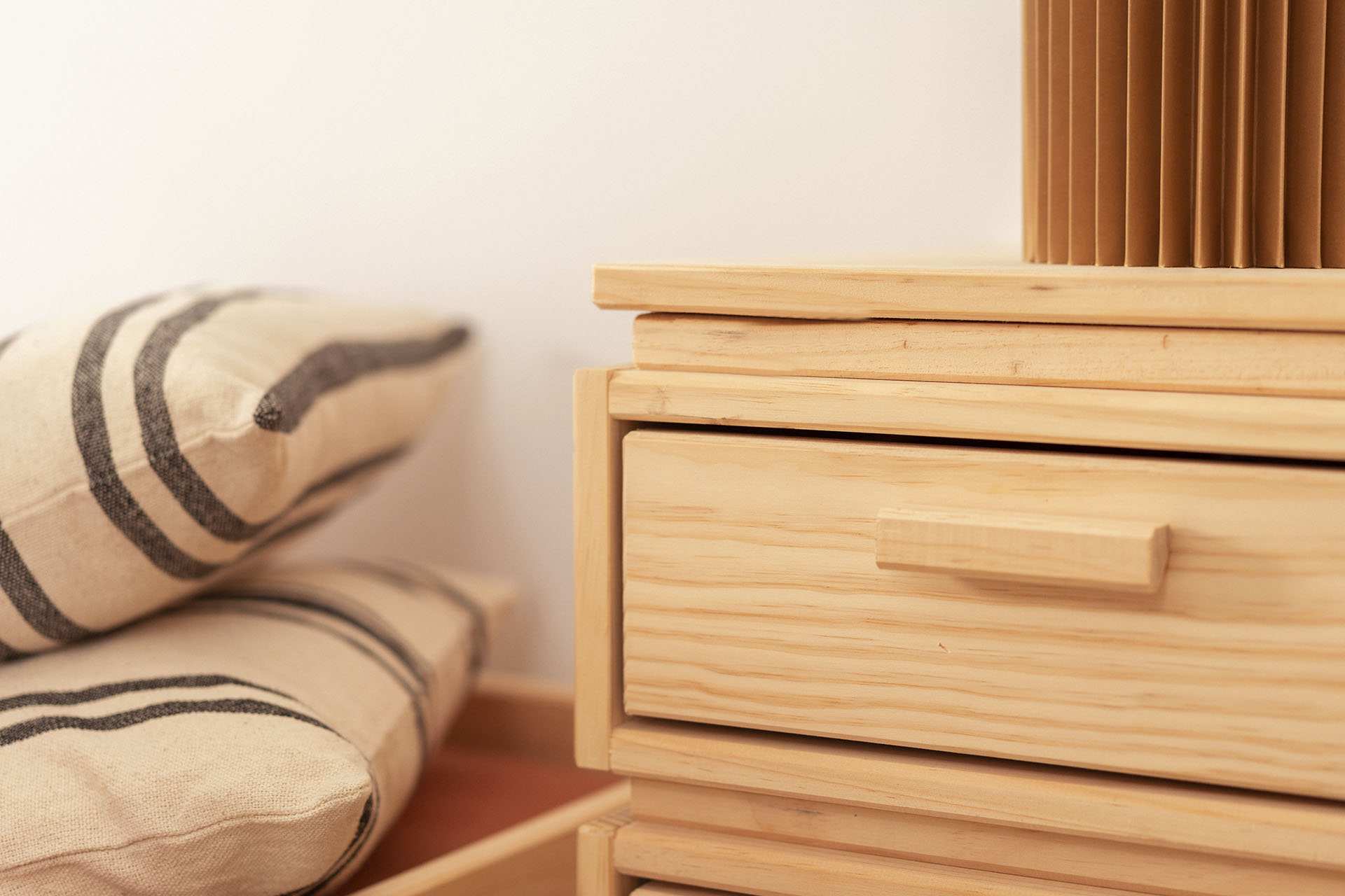 Imagen de ambiente 3 para:Cajonera alargada de madera