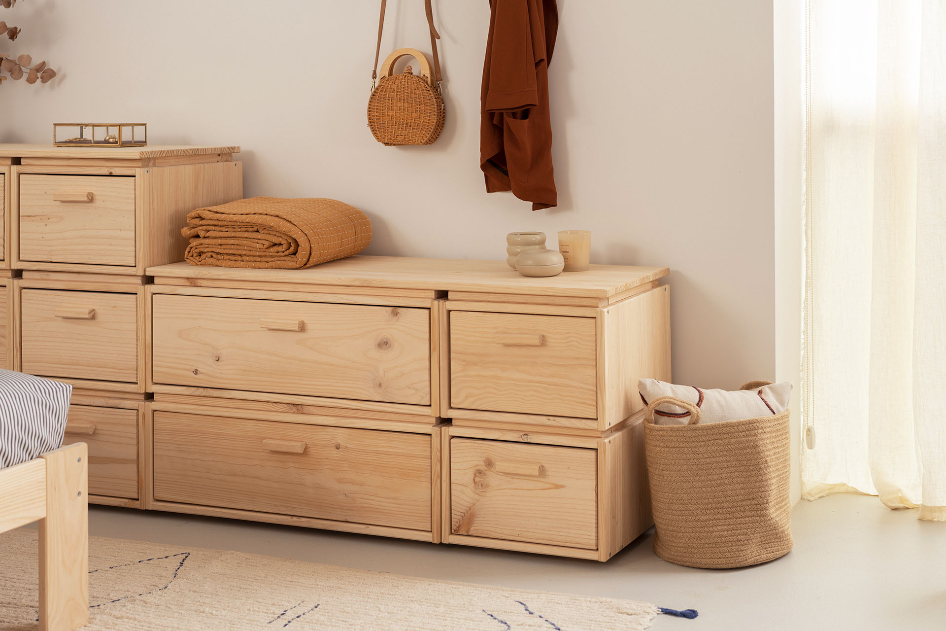 Imagen de ambiente 3 para:C&oacute;moda con 4 cajones de madera natural