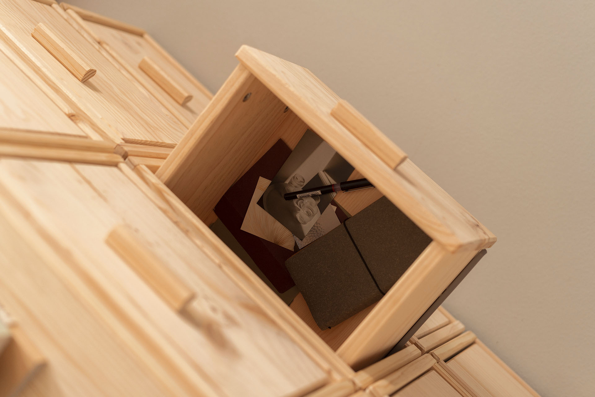 Imagen de ambiente 3 para:Archivador de madera natural