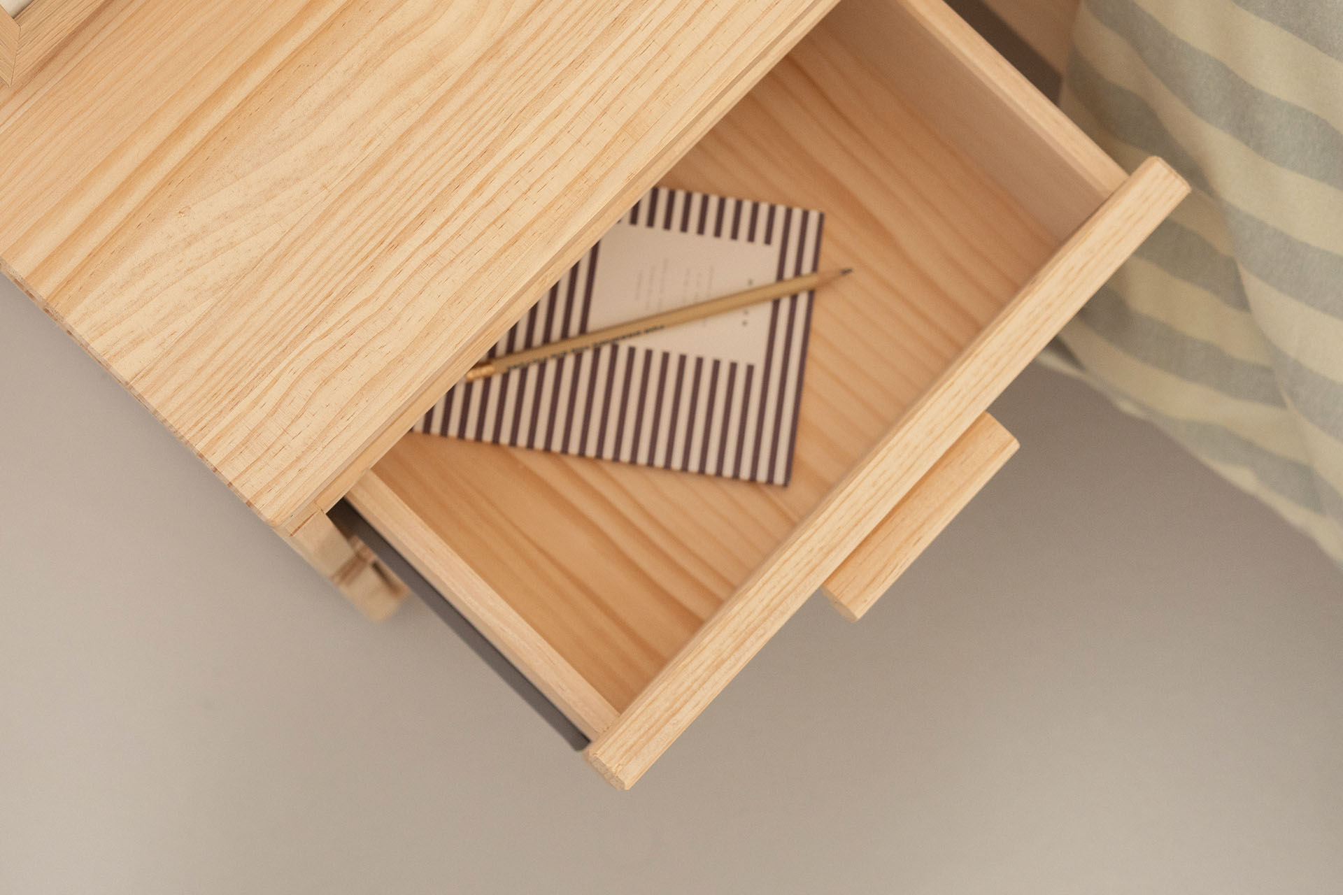 Imagen de ambiente 3 para:Mesita con cajonera