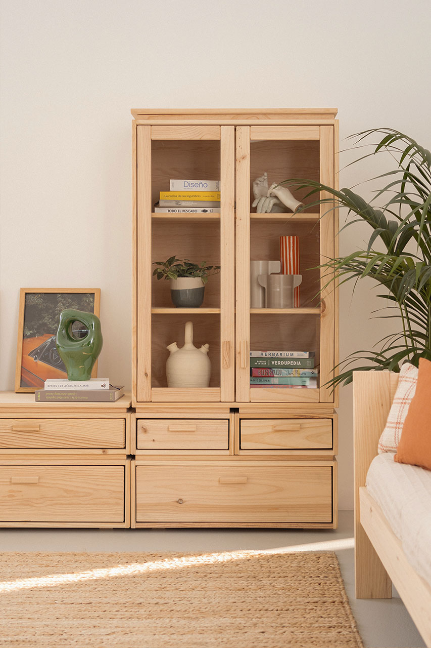 Imagen de ambiente 3 para:Vitrina de madera con cajones