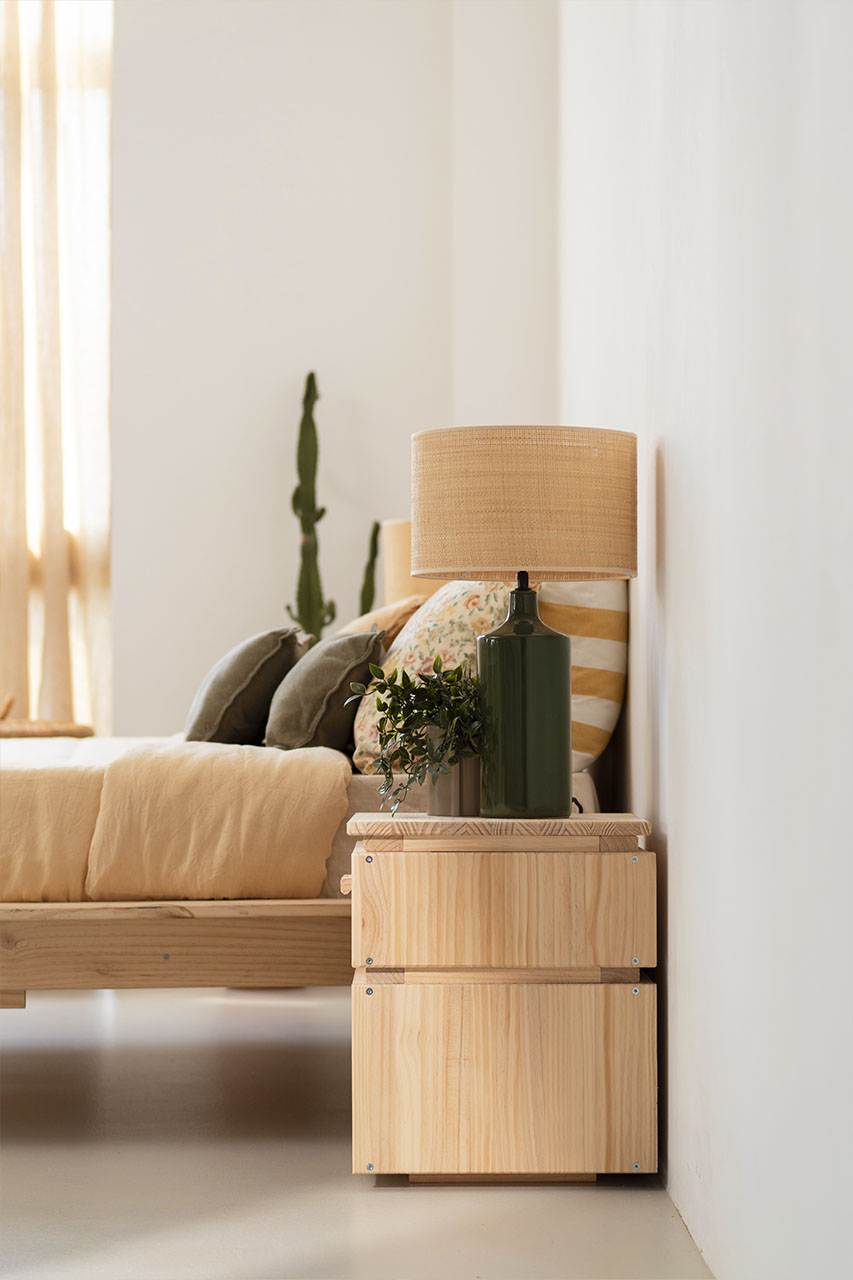 Imagen de ambiente 3 para:Mesita de noche con caj&oacute;n de madera natural
