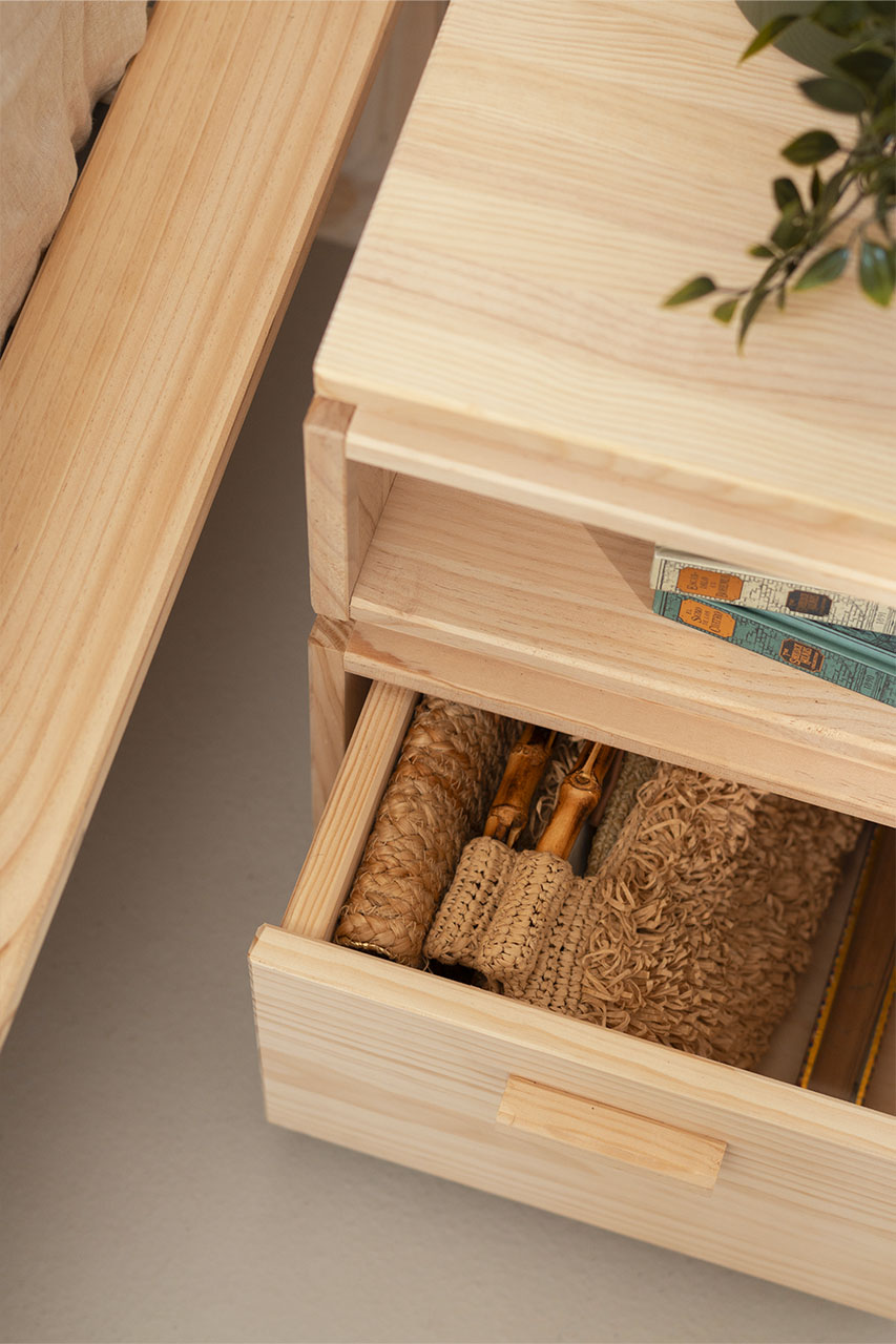 Imagen de ambiente 2 para:Mesita de noche peque&ntilde;a de madera natural