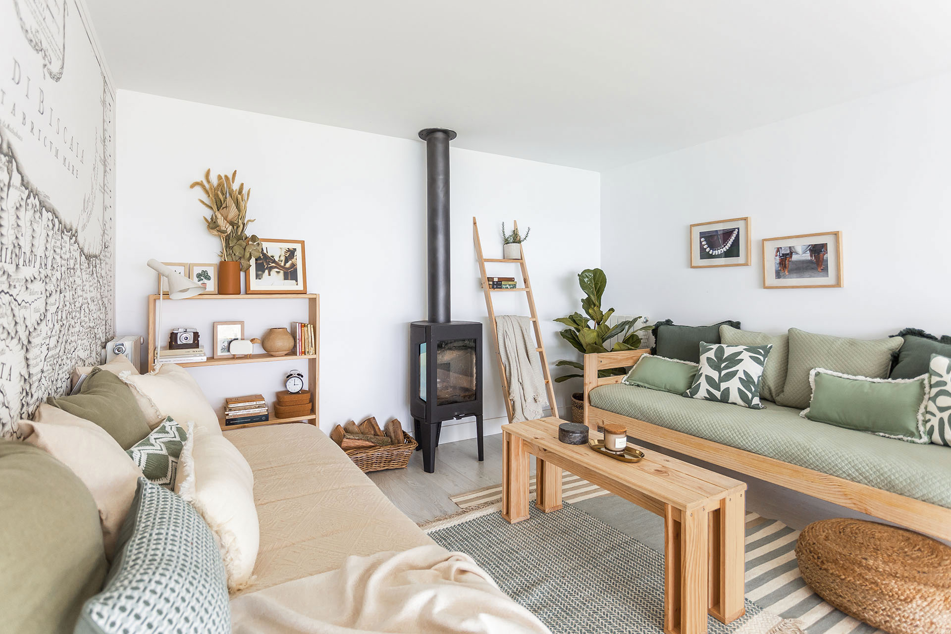 Imagen de ambiente 3 para:Escalera decorativa de madera de pino