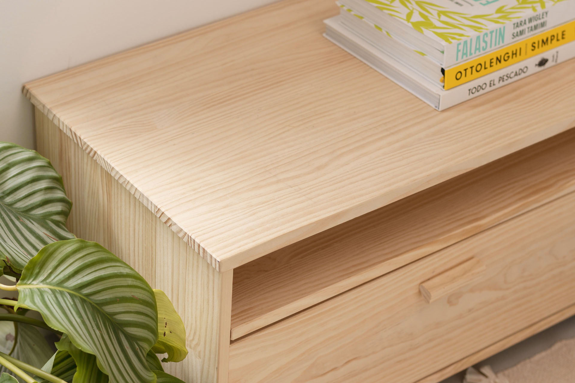 Imagen de ambiente 3 para:Mueble para televisi&oacute;n de madera de pino con cajones