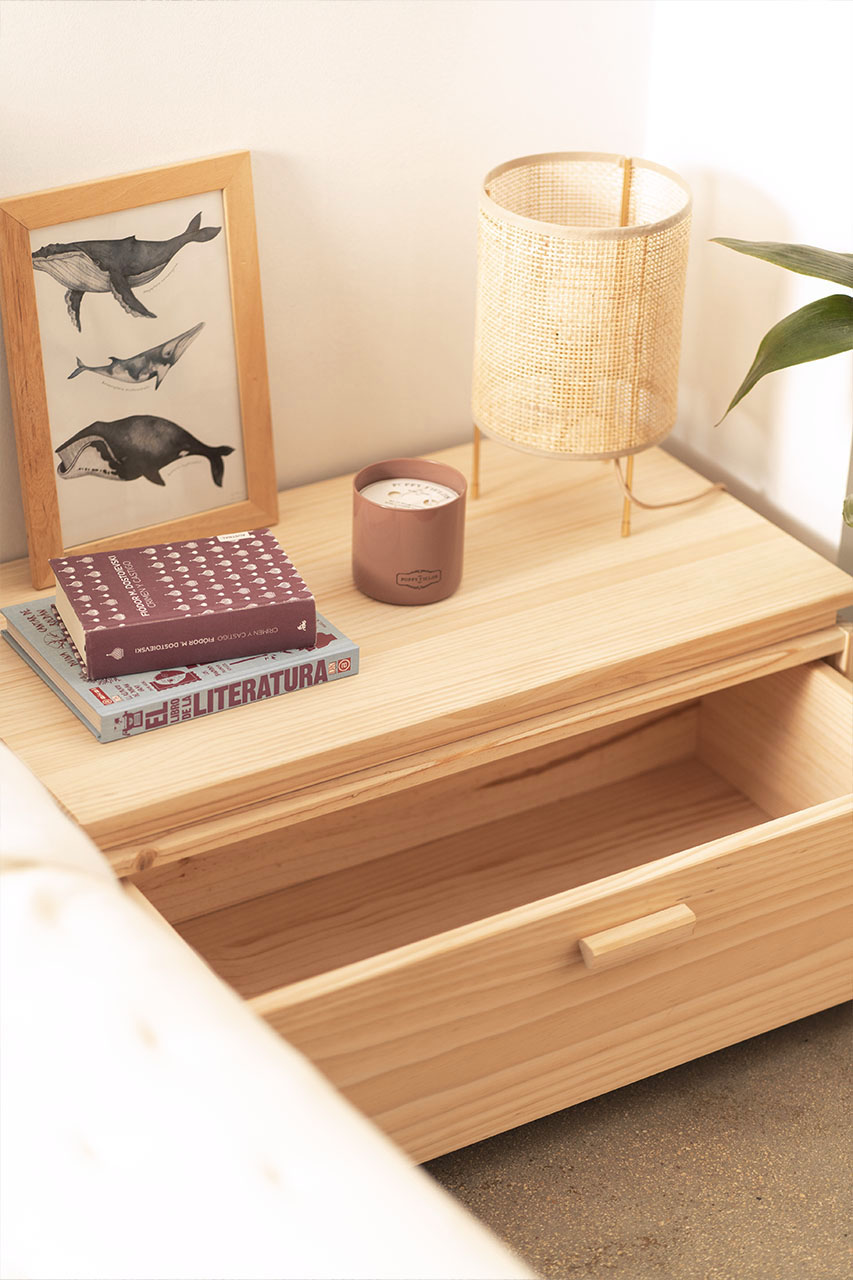 Imagen de ambiente 3 para:Mesita de noche de madera maciza