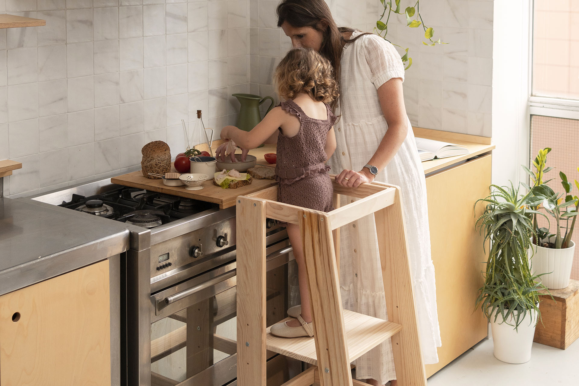Imagen de ambiente 4 para:Torre de aprendizaje infantil de madera maciza