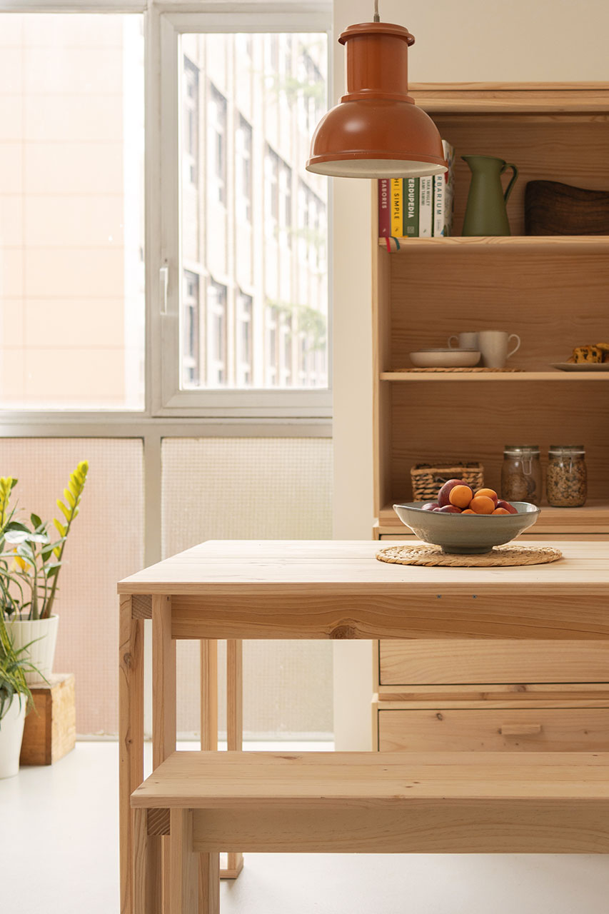 Imagen de ambiente 4 para:Conjunto de mesa y bancos de madera maciza