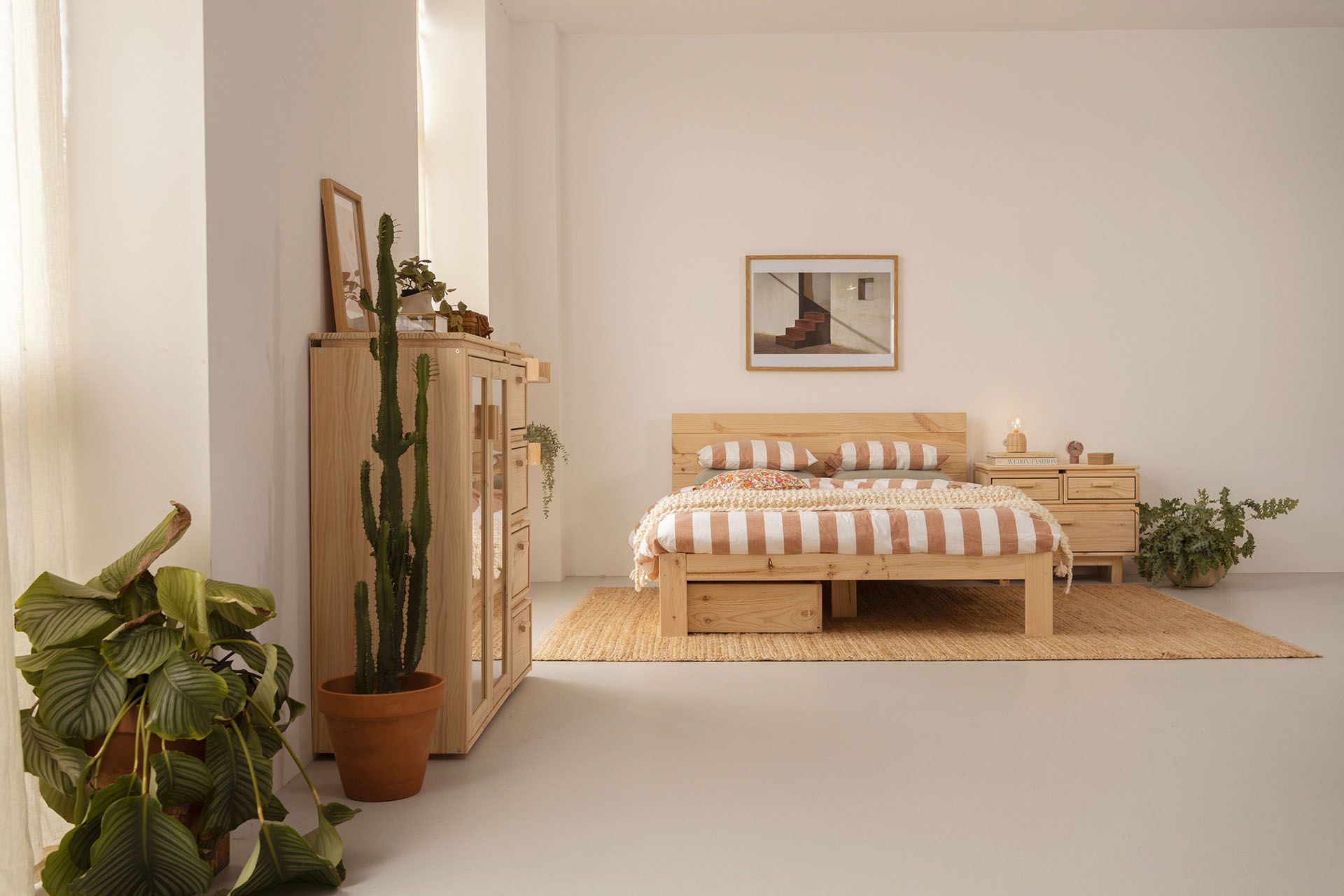 Imagen de ambiente 4 para:Cama doble de madera maciza con caj&oacute;n