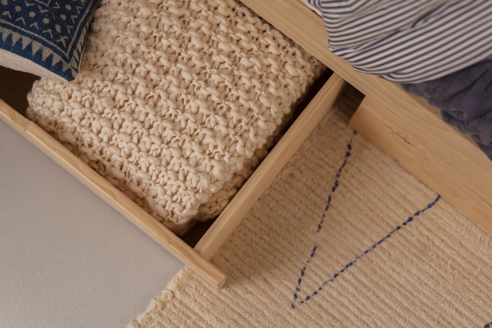 Imagen de ambiente 4 para:cama doble de madera con cajones 