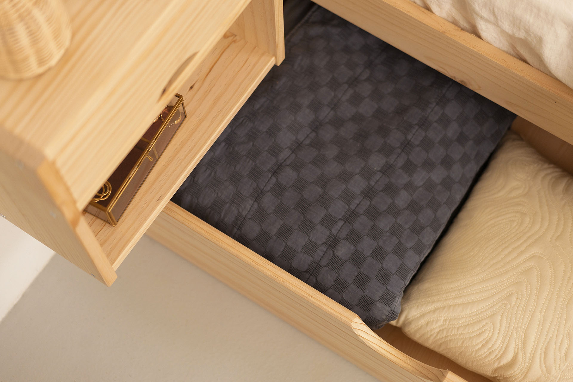 Imagen de ambiente 4 para:Cama de matrimonio de madera natural con almacenaje