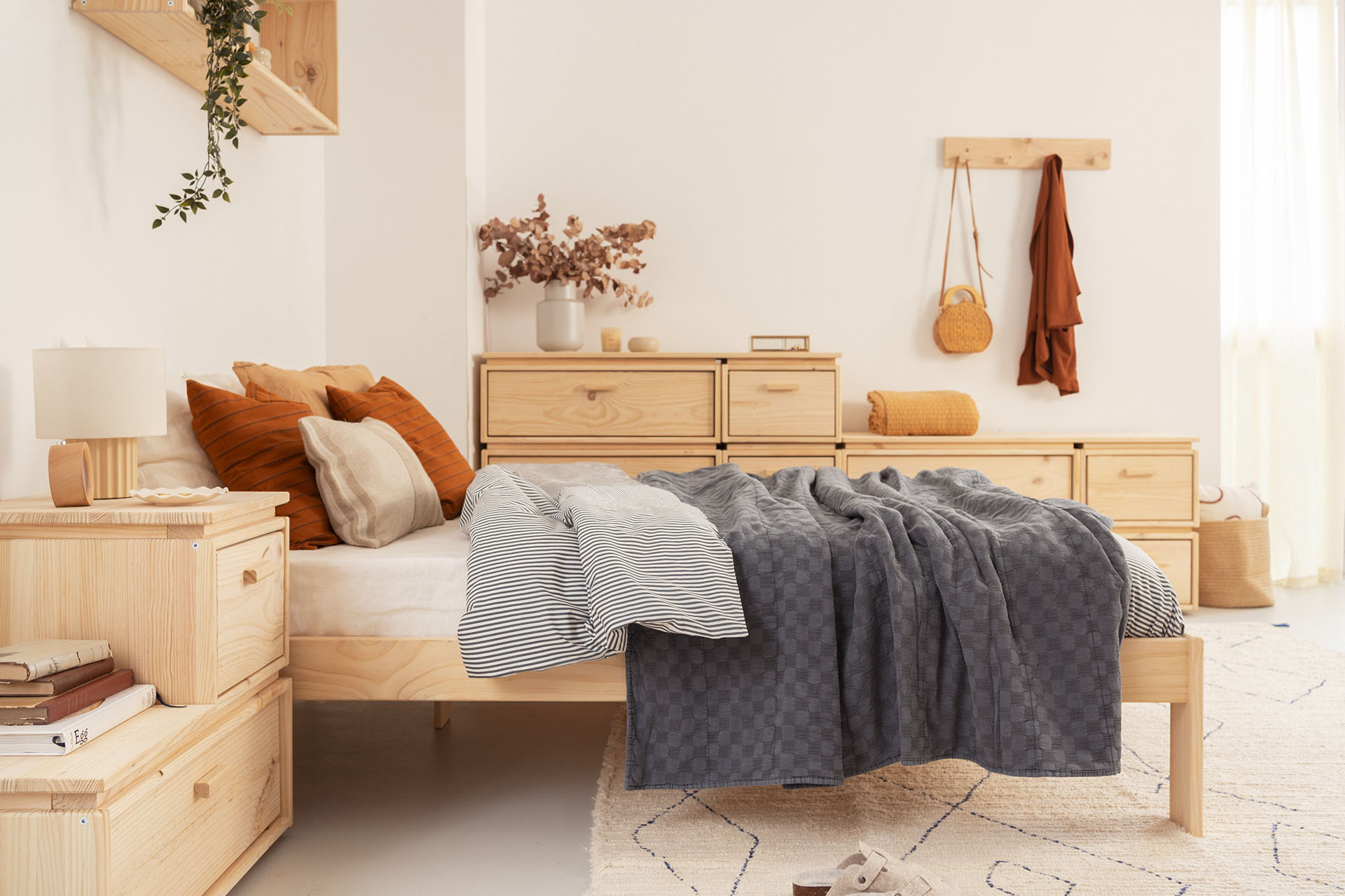 Imagen de ambiente 4 para:Mesita de noche de madera natural
