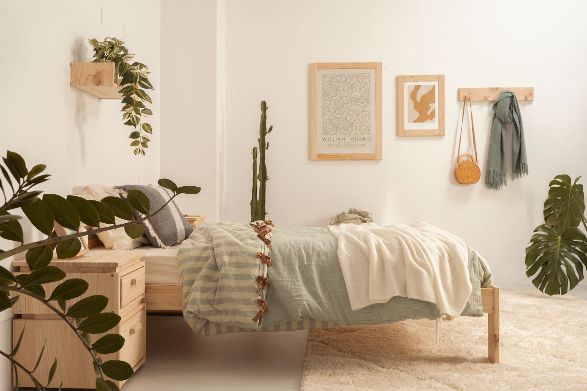 Imagen de ambiente 4 para:Mesita de madera con caj&oacute;n