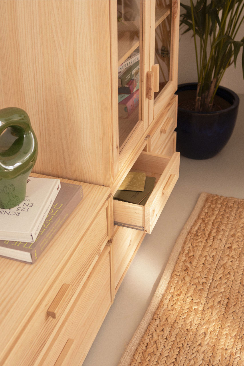 Imagen de ambiente 4 para:Vitrina peque&ntilde;a con cajones
