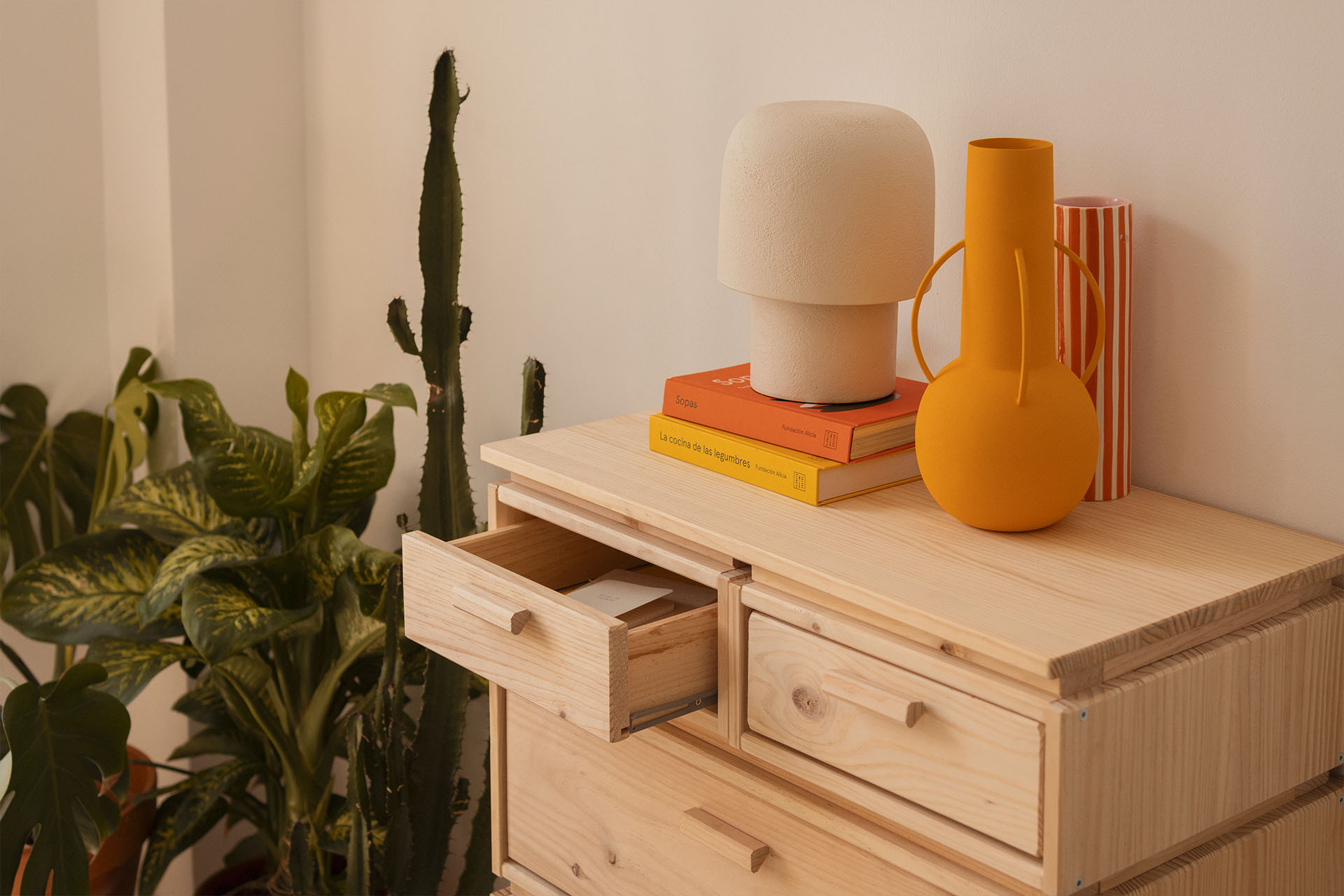 Imagen de ambiente 3 para:C&oacute;moda alta de madera maciza