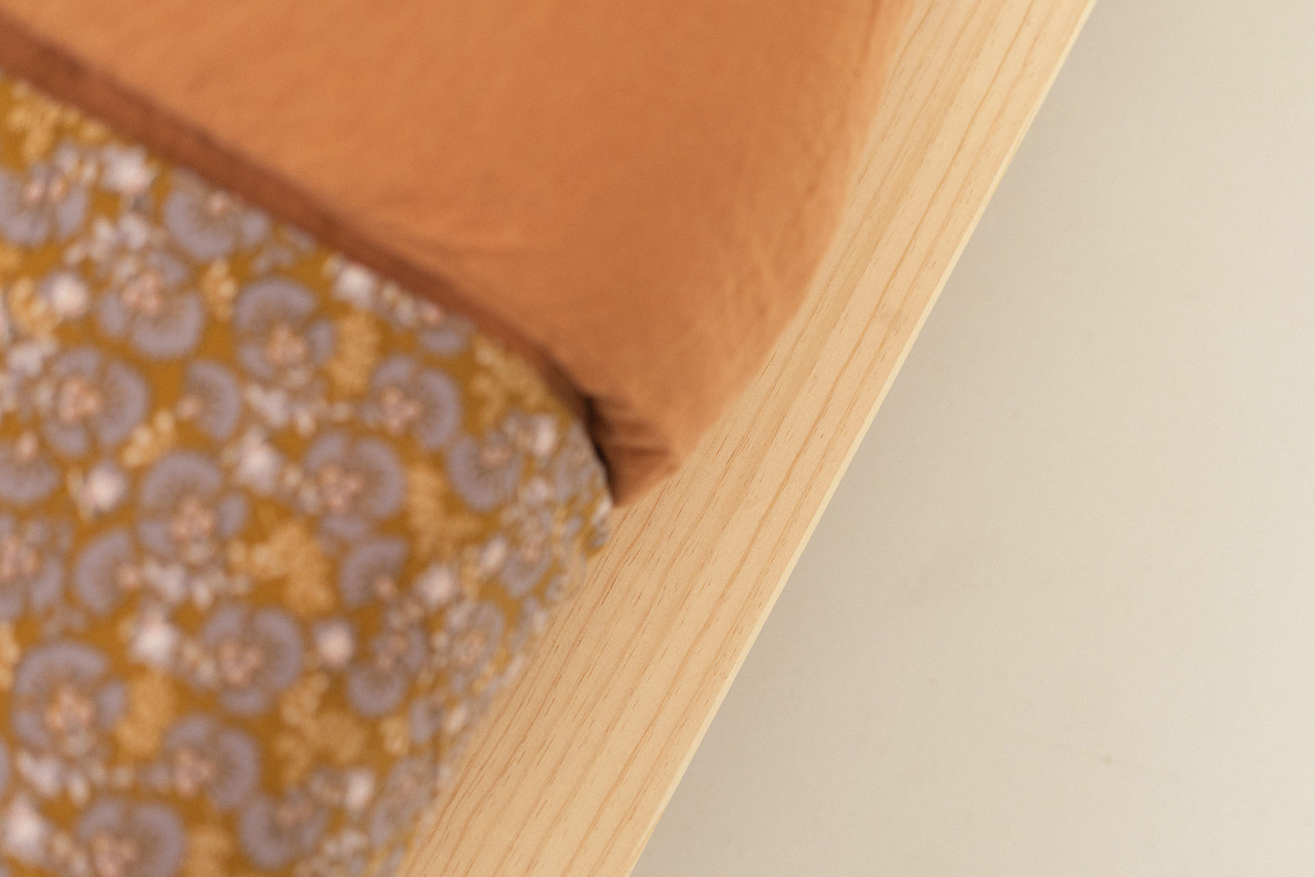 Imagen de ambiente 4 para:cama tipo tatami fut&oacute;n de madera natural