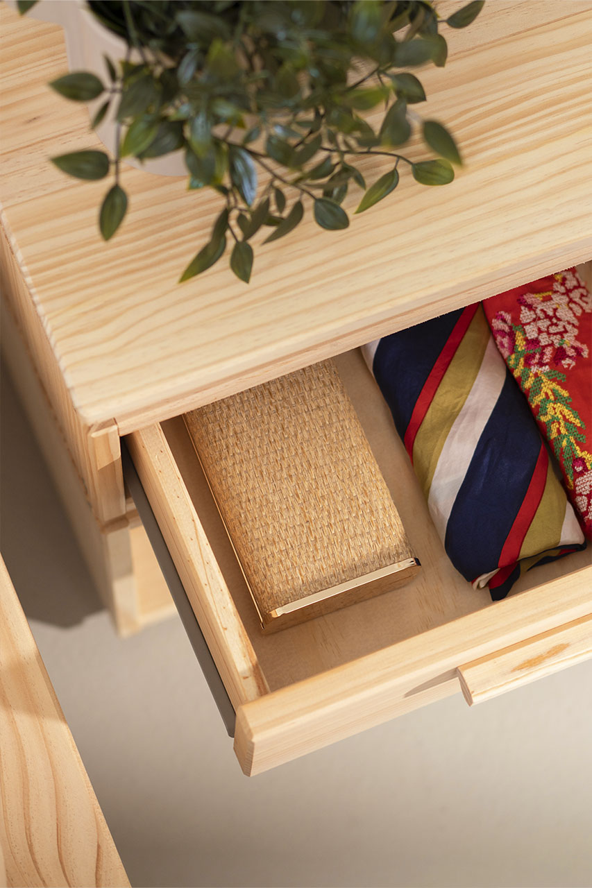 Imagen de ambiente 4 para:Mesita de noche de madera natural con caj&oacute;n