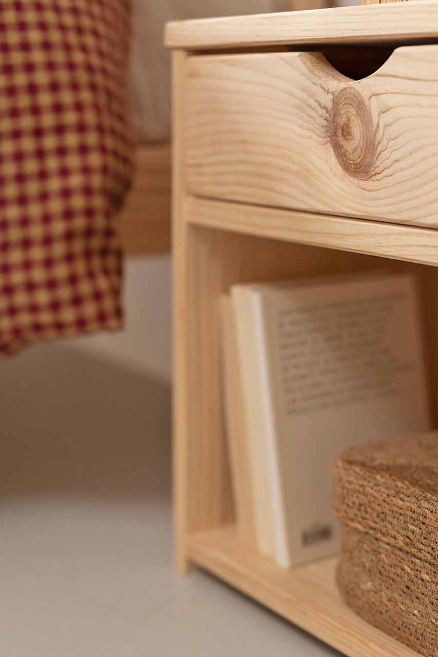 Imagen de ambiente 4 para:Mesita de noche de madera natural con un caj&oacute;n