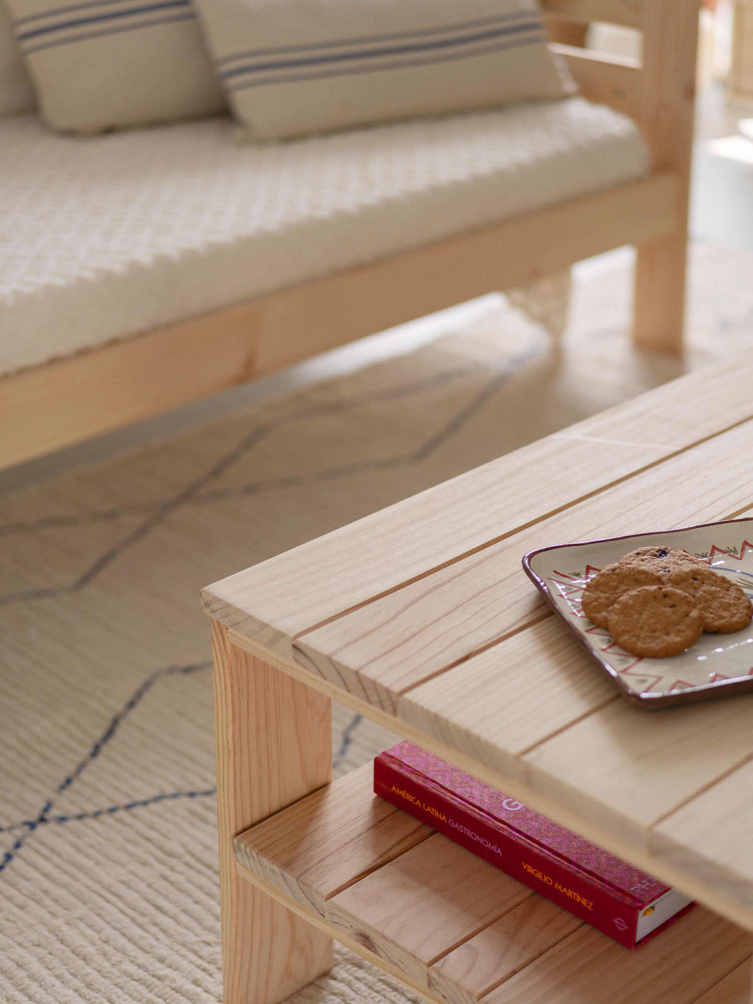 Imagen de ambiente 4 para:Mesa auxiliar de madera maciza