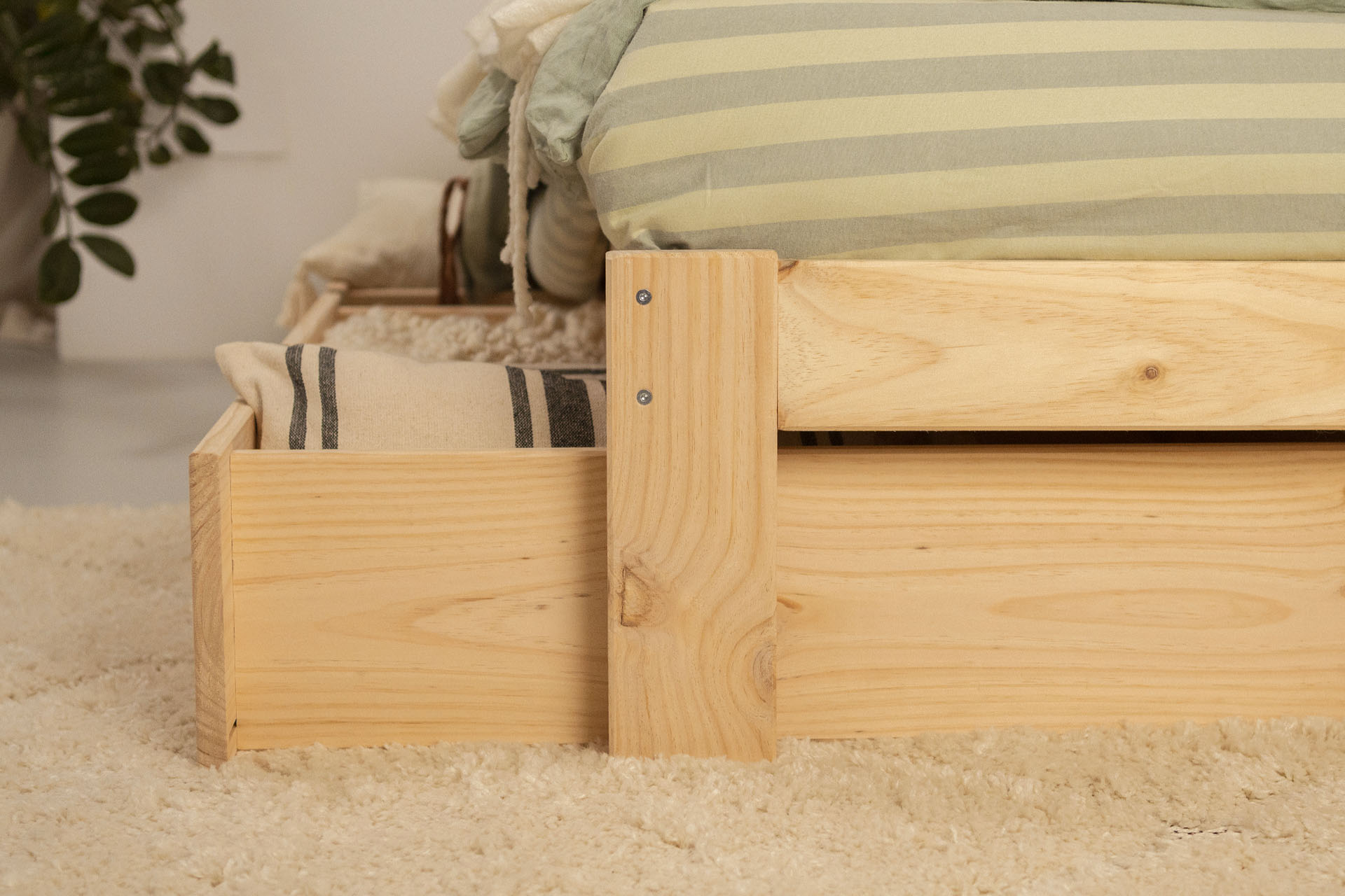 Imagen de ambiente 5 para:Cama de madera con caj&oacute;n