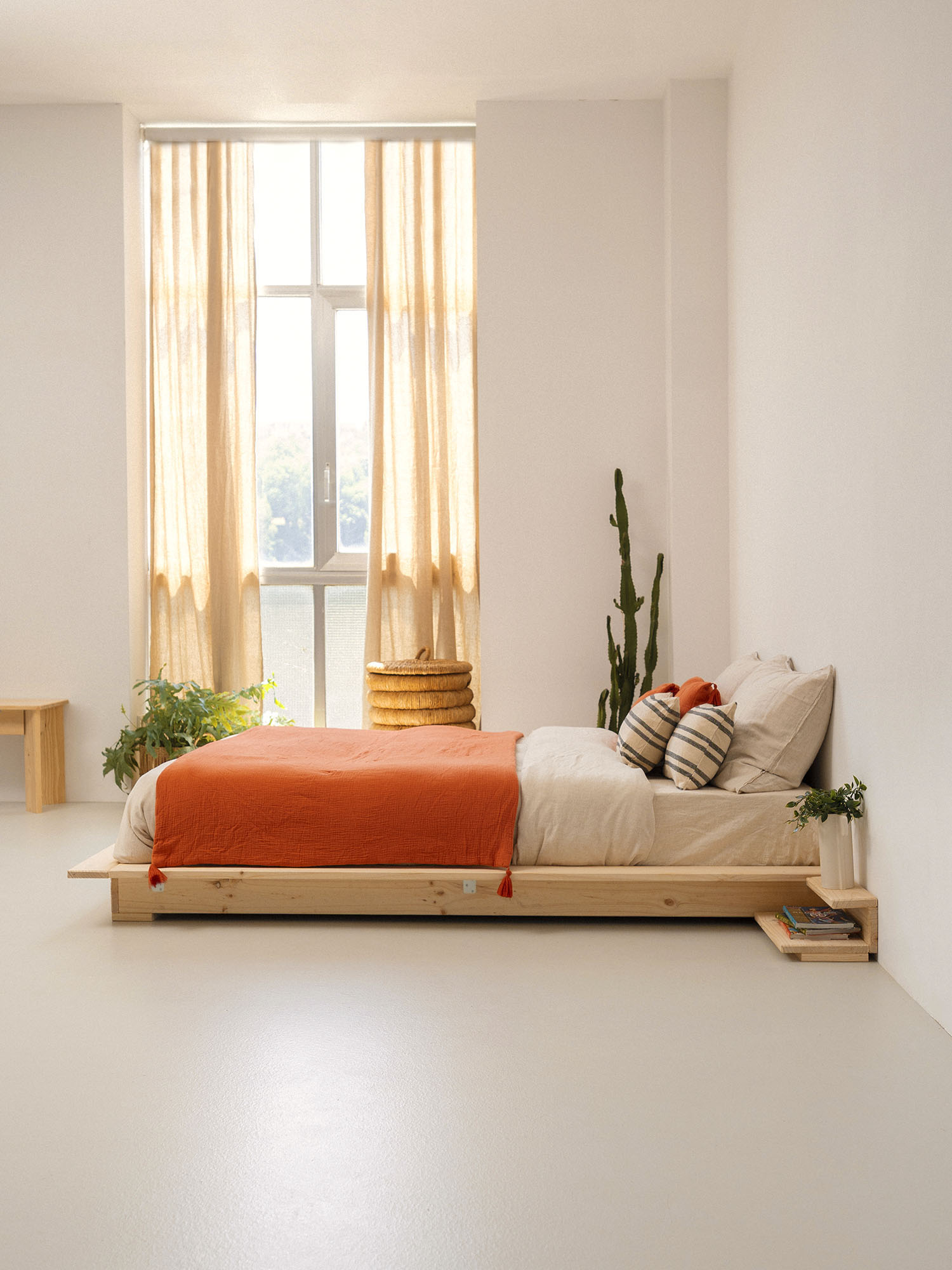 Imagen de ambiente 3 para:cama tipo fut&oacute;n de madera natural