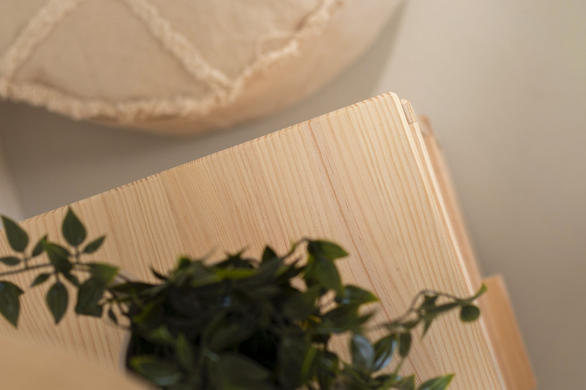 Imagen de ambiente 5 para:Mesita de madera natural con caj&oacute;n