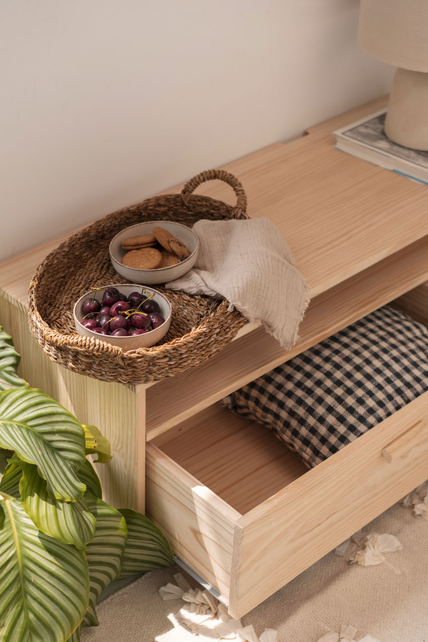 Imagen de ambiente 5 para:Mueble para televisi&oacute;n de madera maciza con cajones