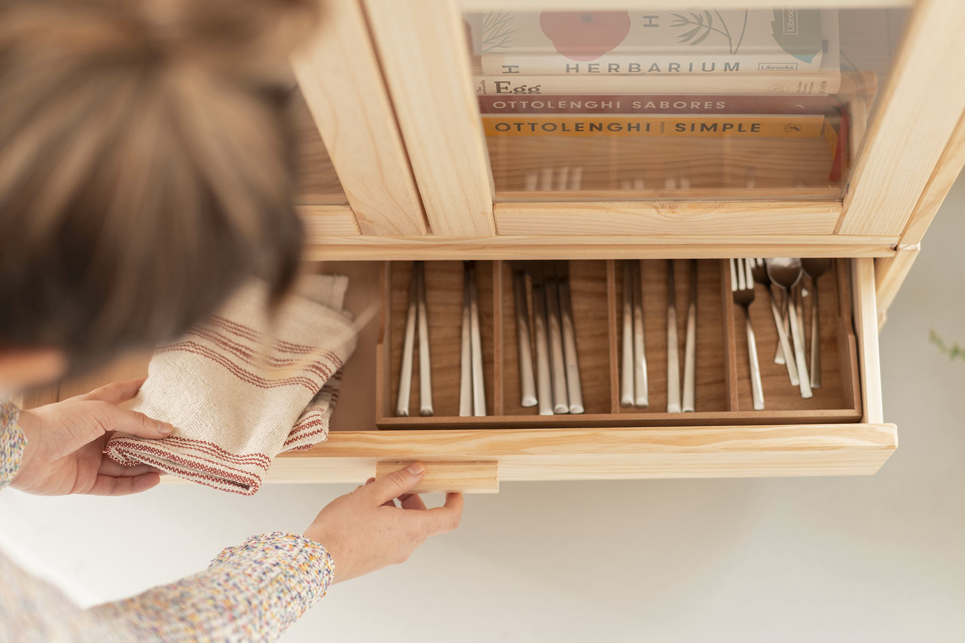 Imagen de ambiente 5 para:Vitrina modular de madera maciza