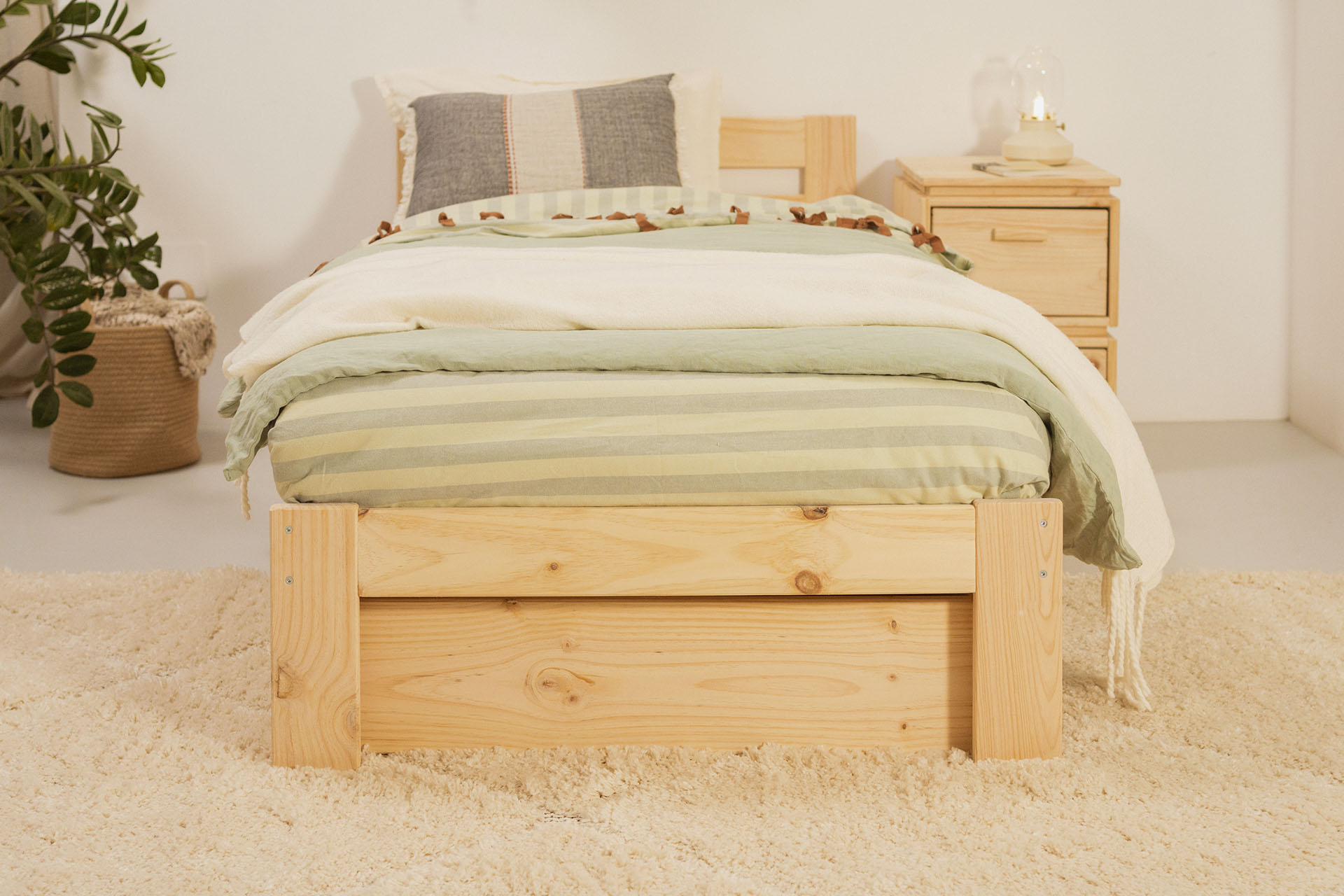 Imagen de ambiente 2 para:Cama individual de madera natural con almacenaje