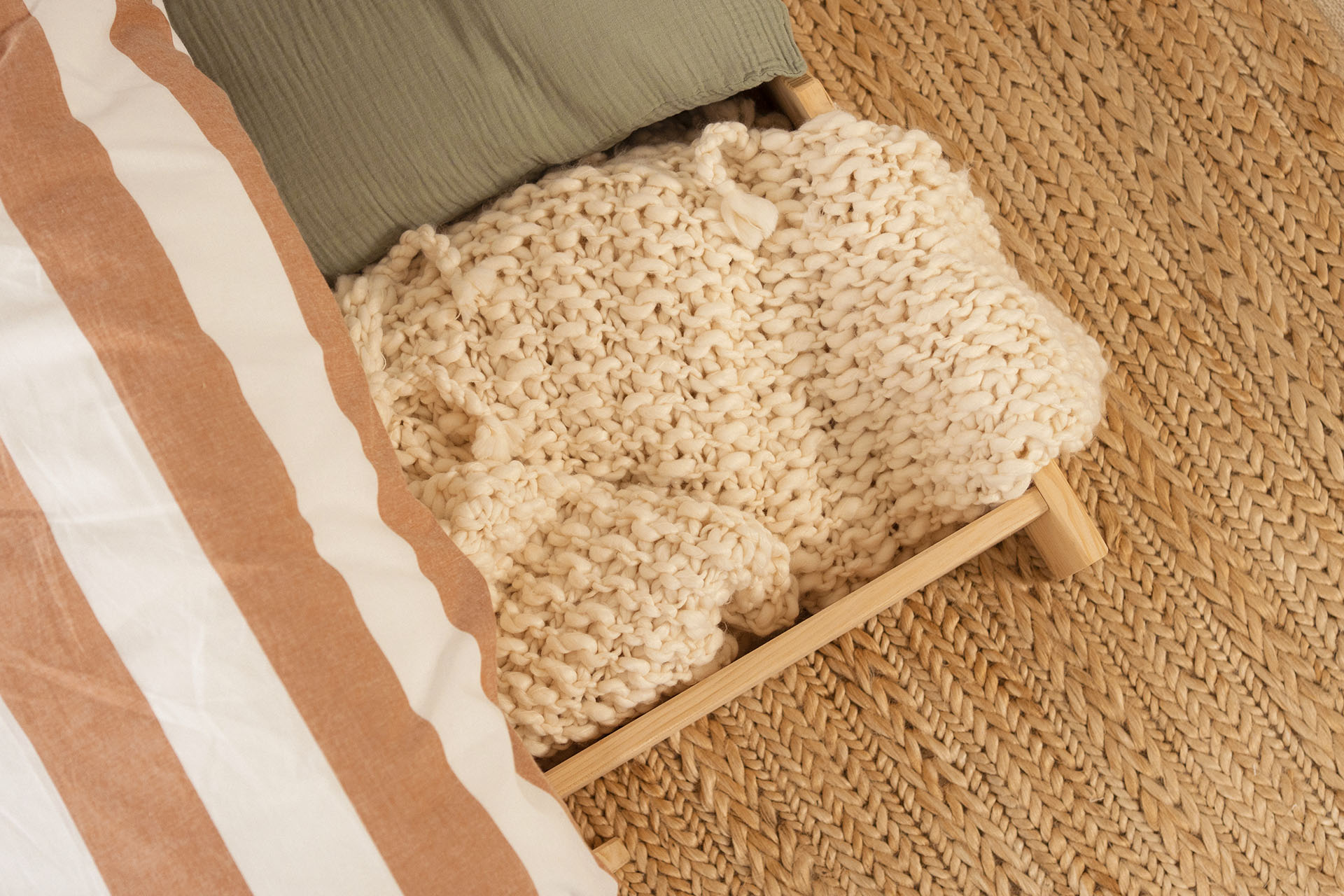 Imagen de ambiente 5 para:Cama de madera maciza con caj&oacute;n