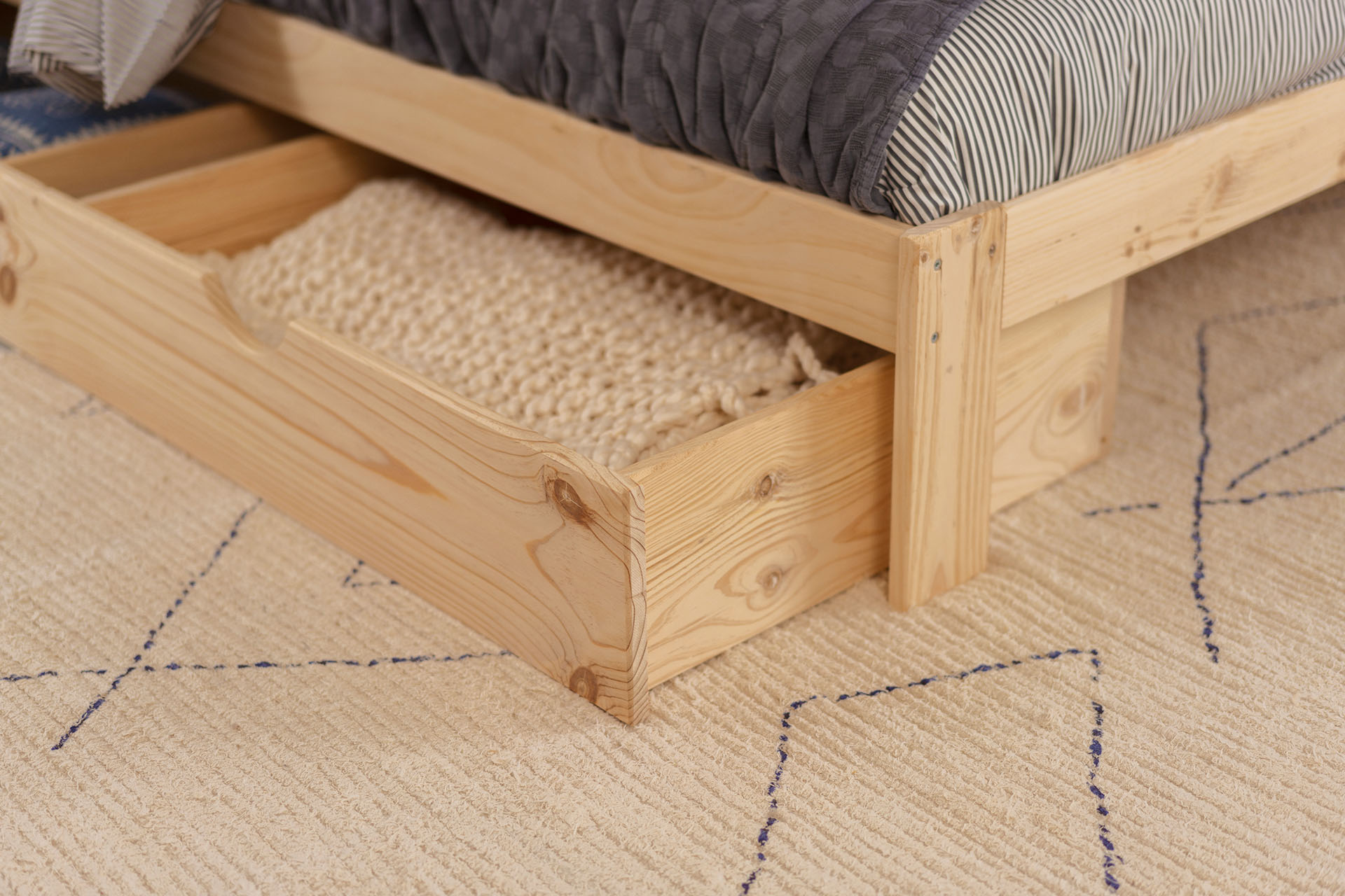 Imagen de ambiente 5 para:cama doble de madera natural con espacio extra