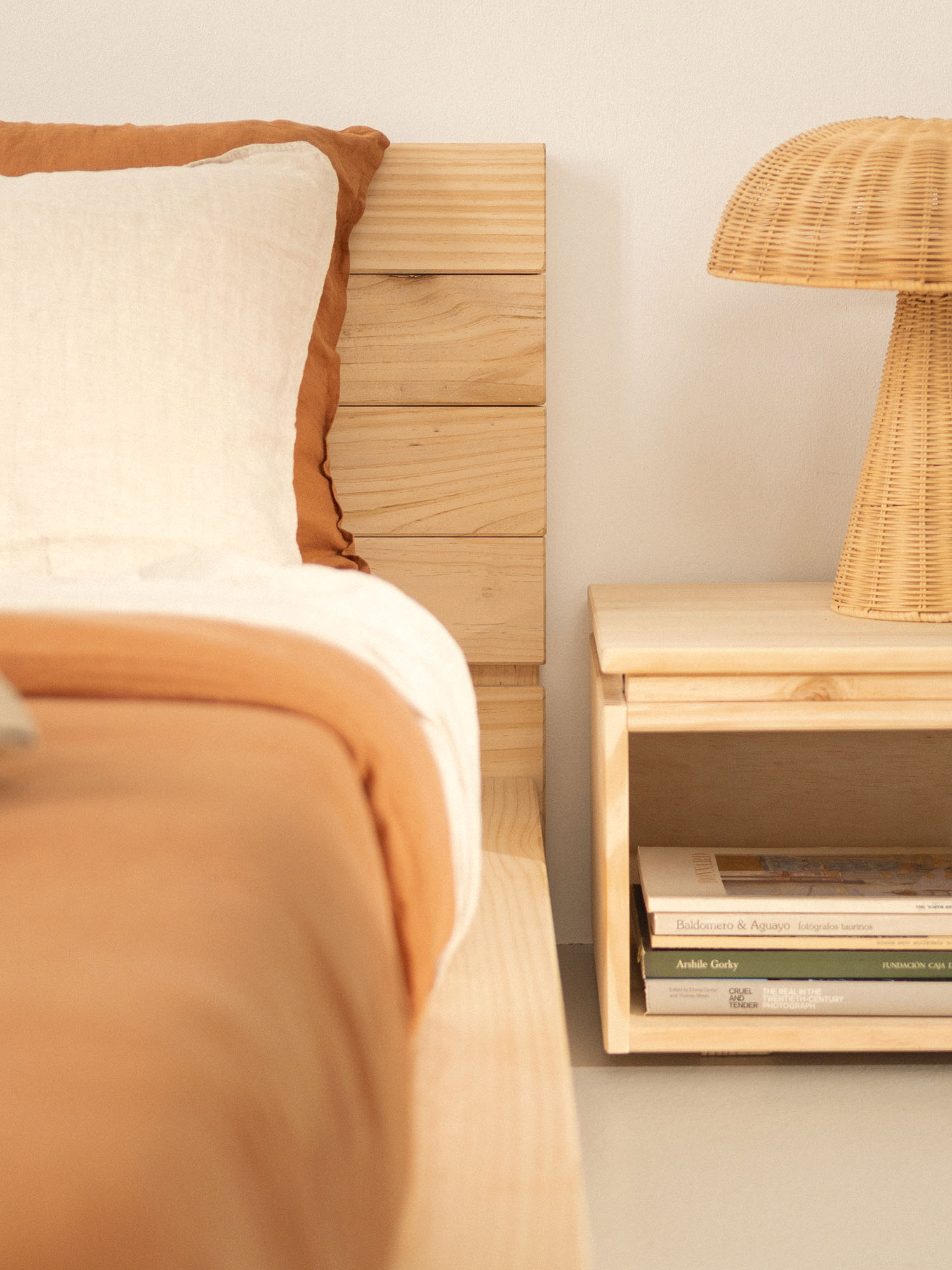 Imagen de ambiente 6 para:cama baja de madera natural tipo fut&oacute;n